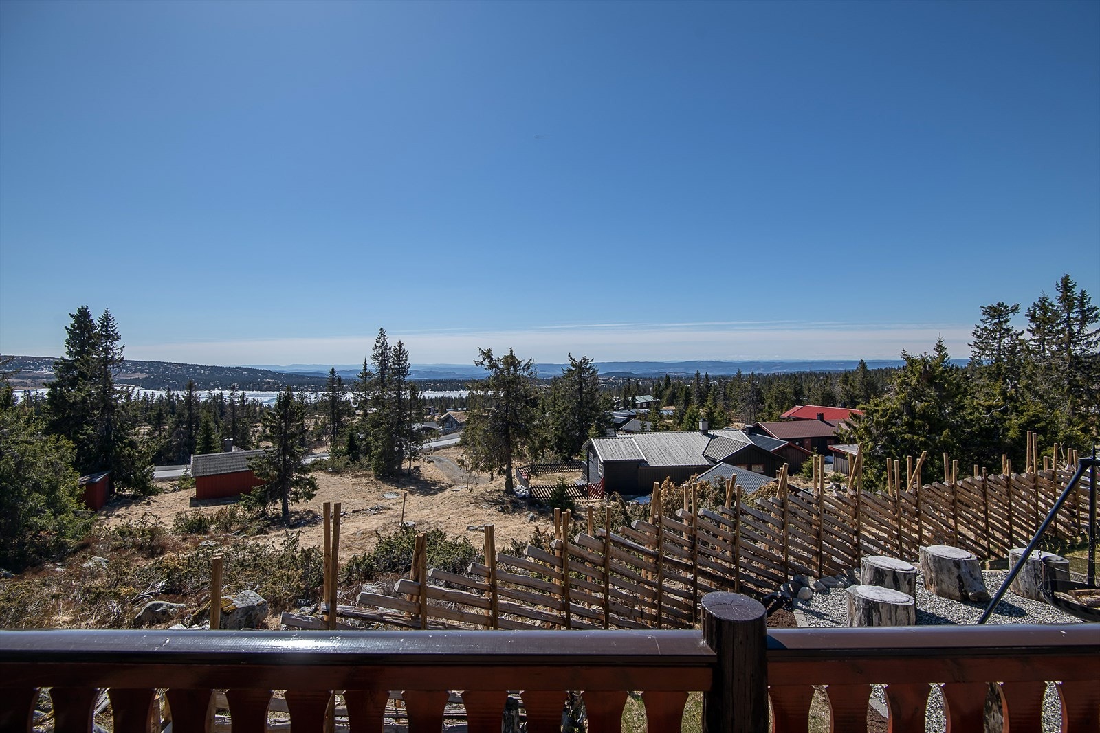 Her ligger du sentralt på Sjusjøen, med gangavstand til "alt", samtidig som du er skjermet for innsyn, innerst og øverst i blindvei. Galleribilde