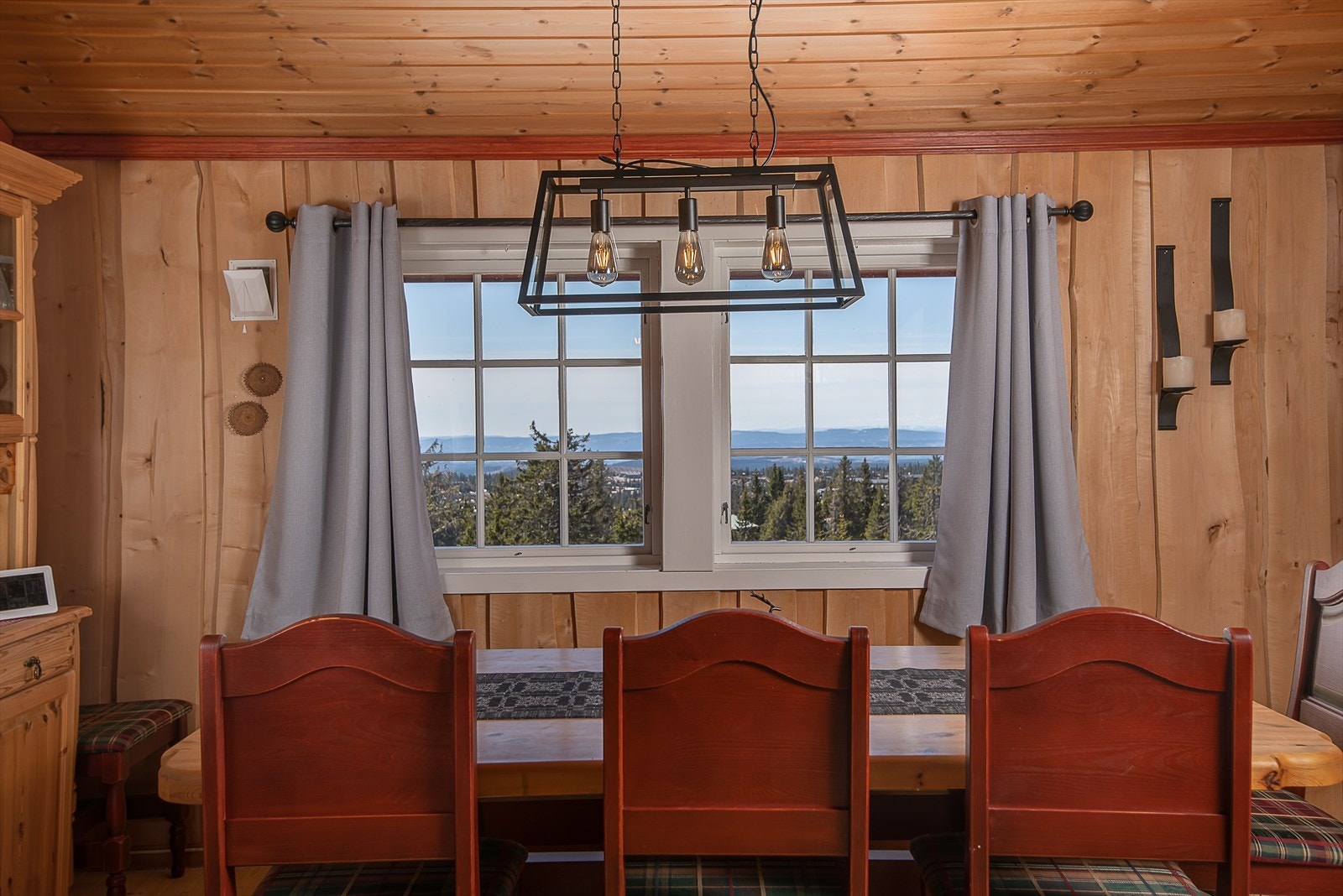 Hyggelig å samles til felles måltider på hytta. Fin utsikt gjennom spisestuevinduet er det også. Galleribilde