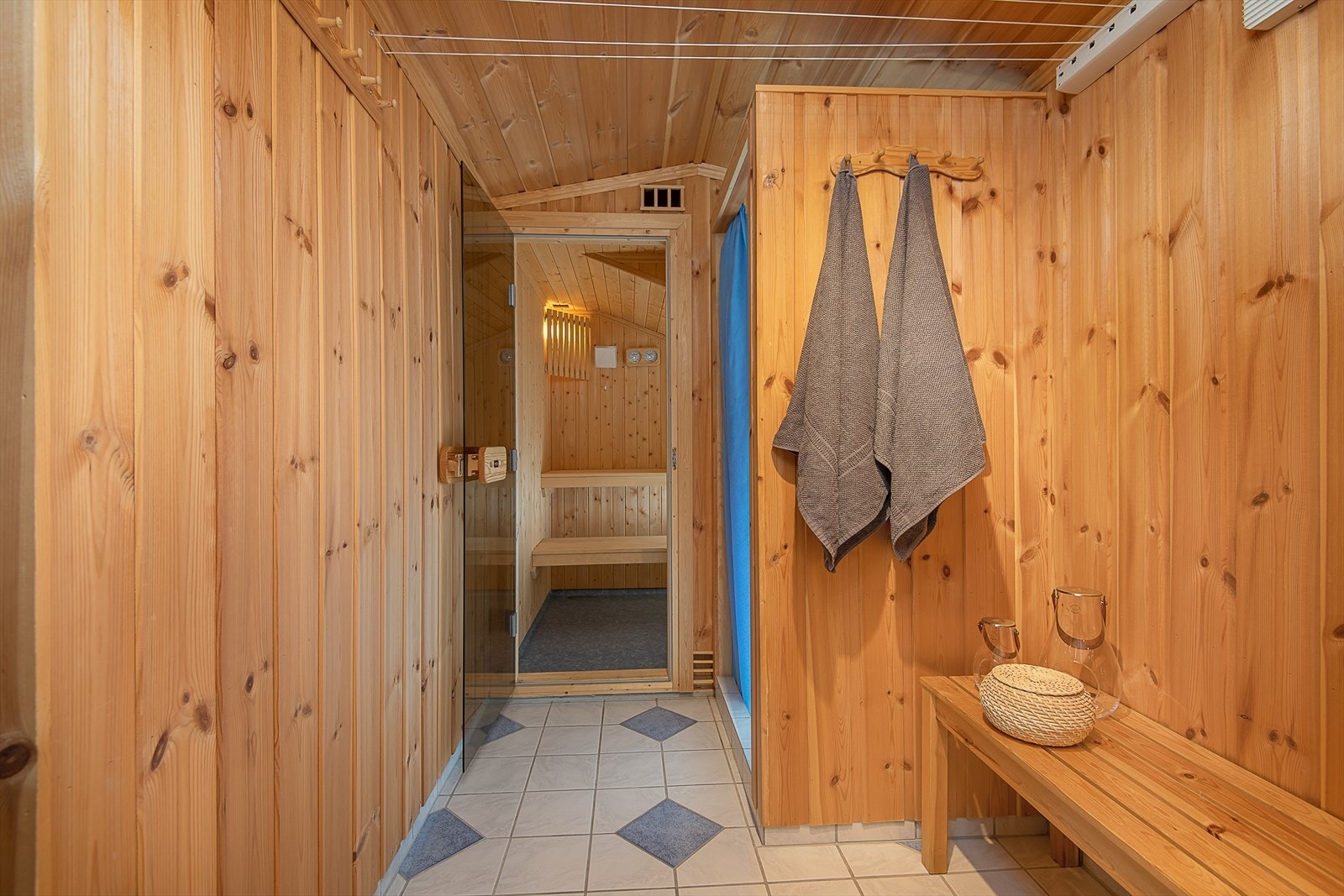 Romslig bad/wc med badstue og 2 dusjnisjer. Galleribilde