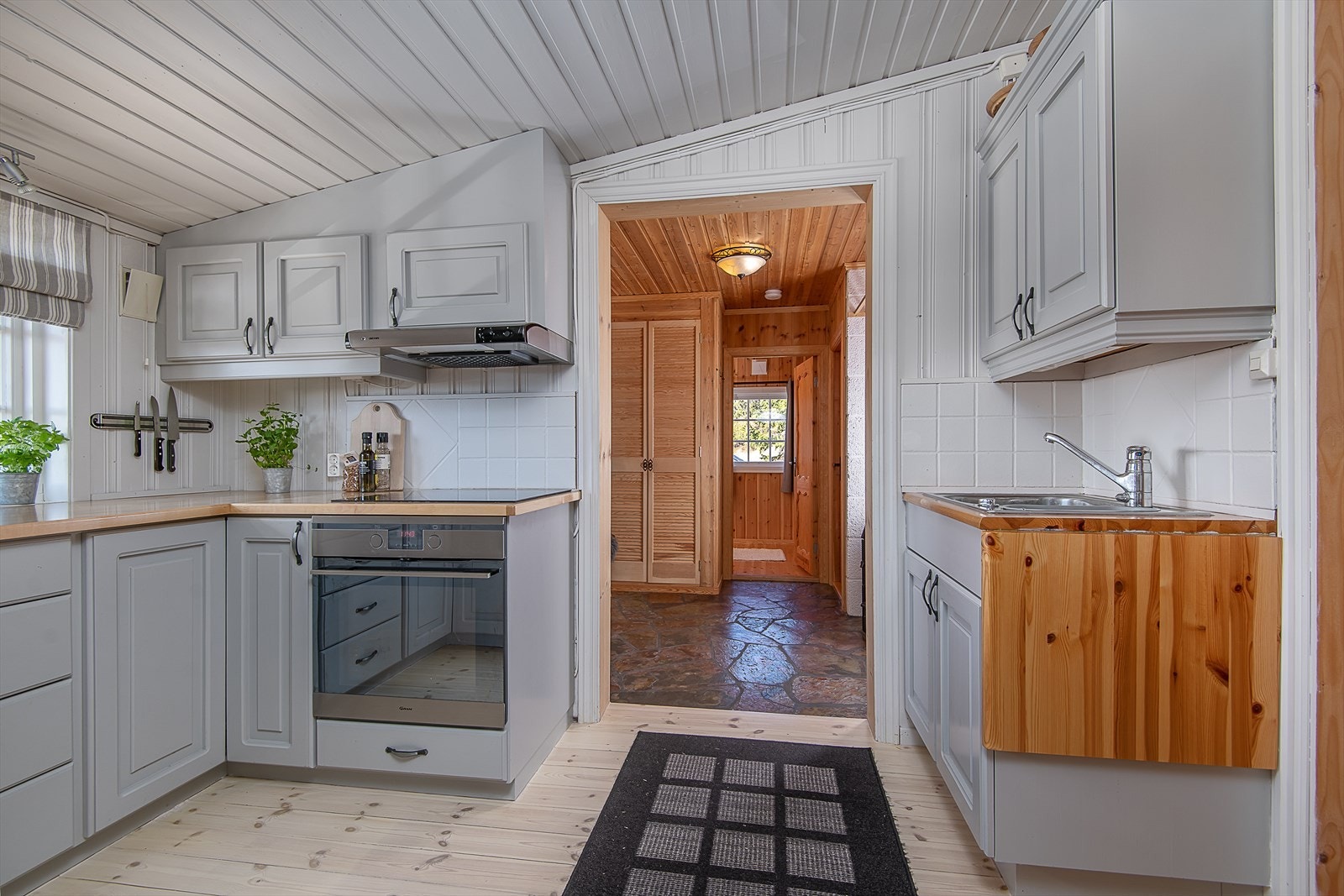 Fra kjøkkenet og ut i gangen. Galleribilde