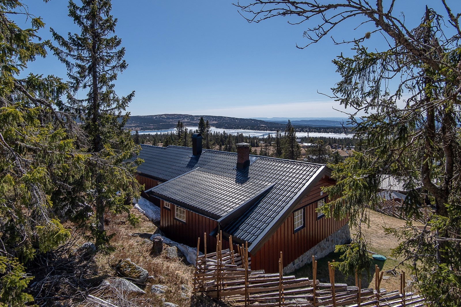 Eiendommen ligger i et meget poulært område på Sjusjøen. Perfekt utgangspunkt for turer og aktiviteter, hele året. Galleribilde