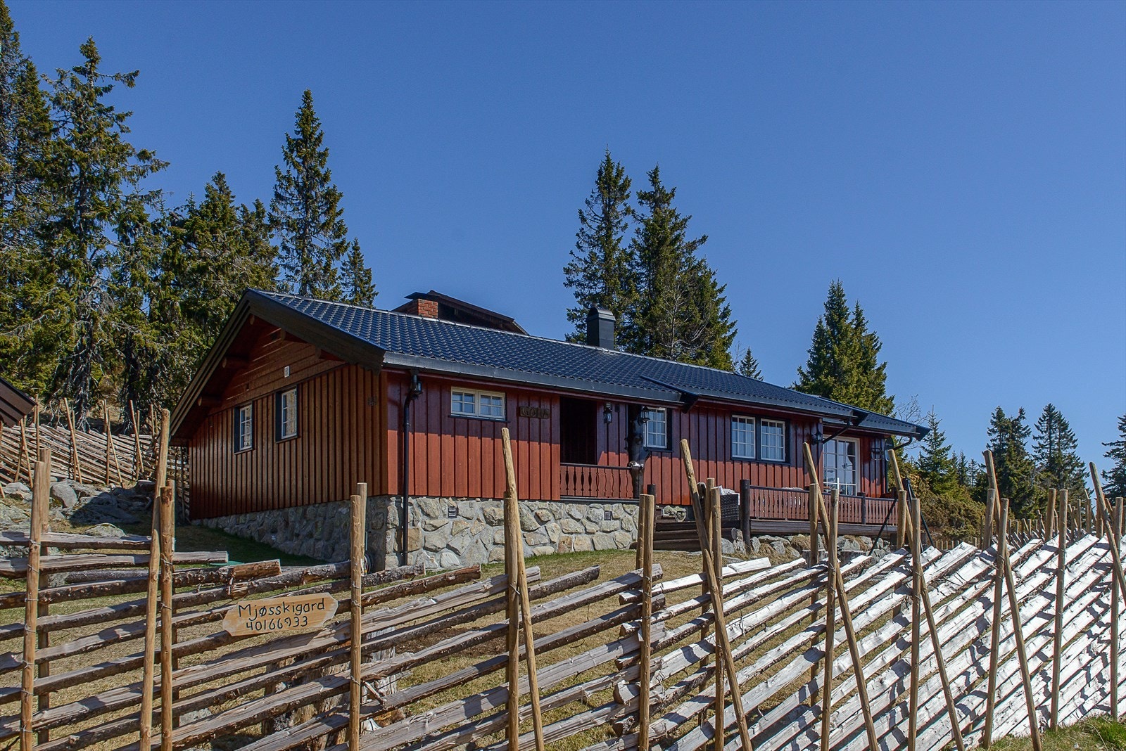 Skigard rammer inn deler av tomta og gir et romslig og hyggelig tun. Galleribilde