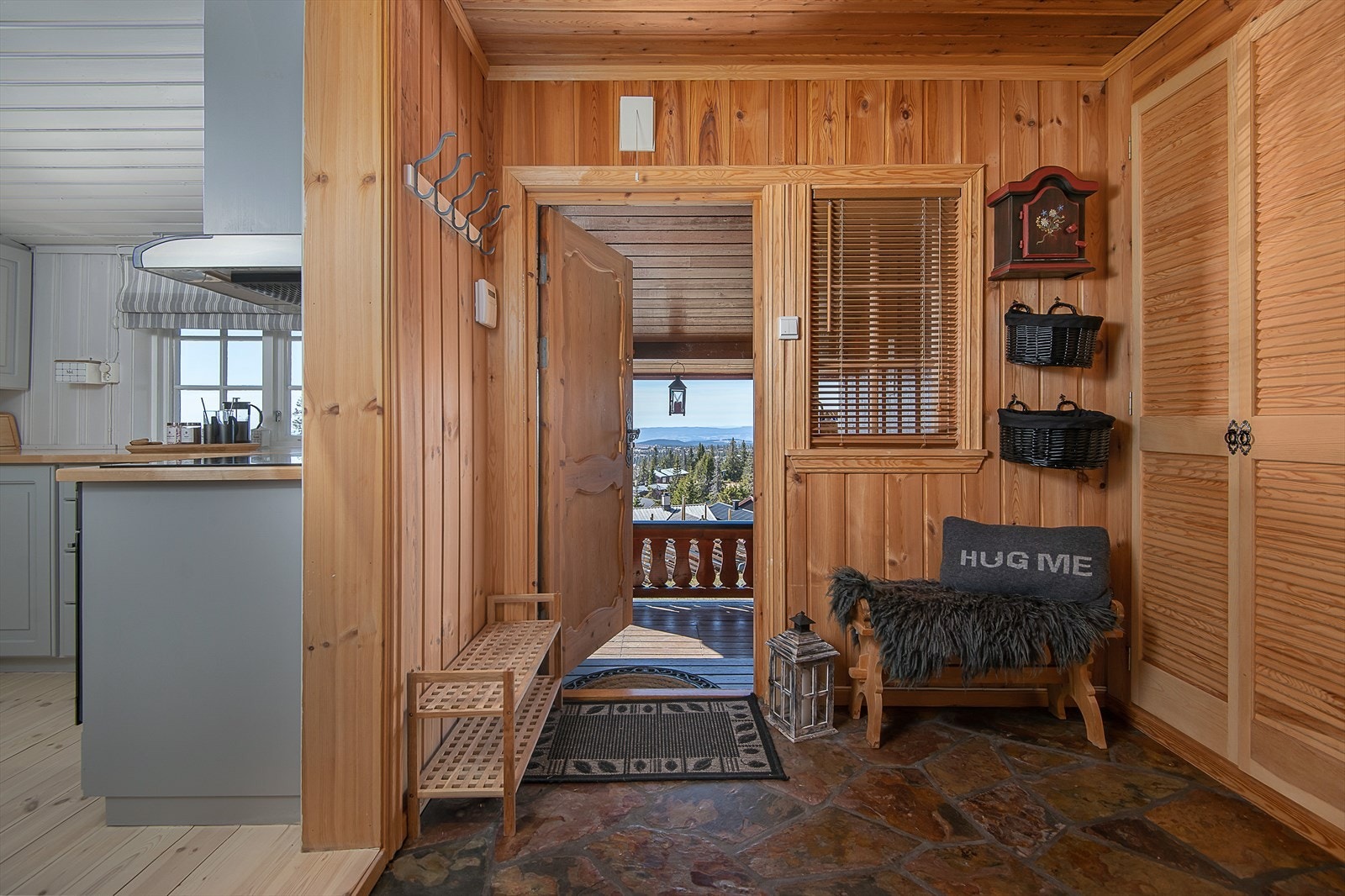 Romslig gang med rustikke fliser. Plass til å henge fra seg yttertøy og utstyr. Galleribilde