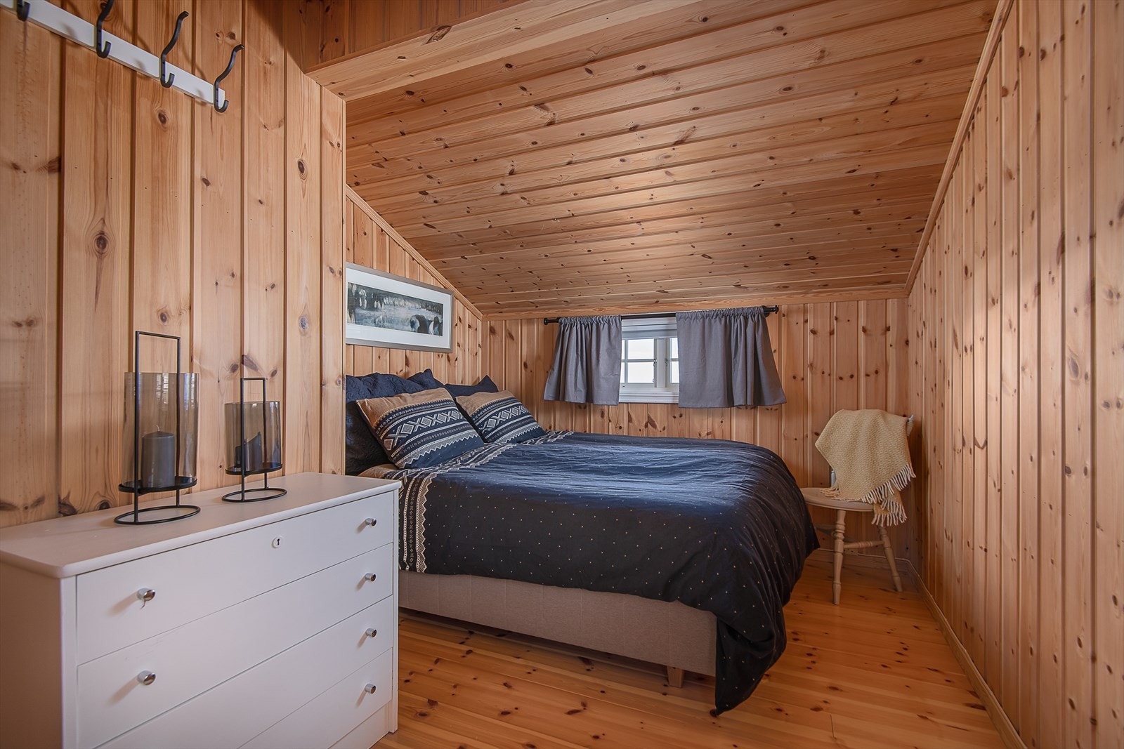 Soverom med plass til dobbeltseng og oppbevaringsmøbel. Galleribilde