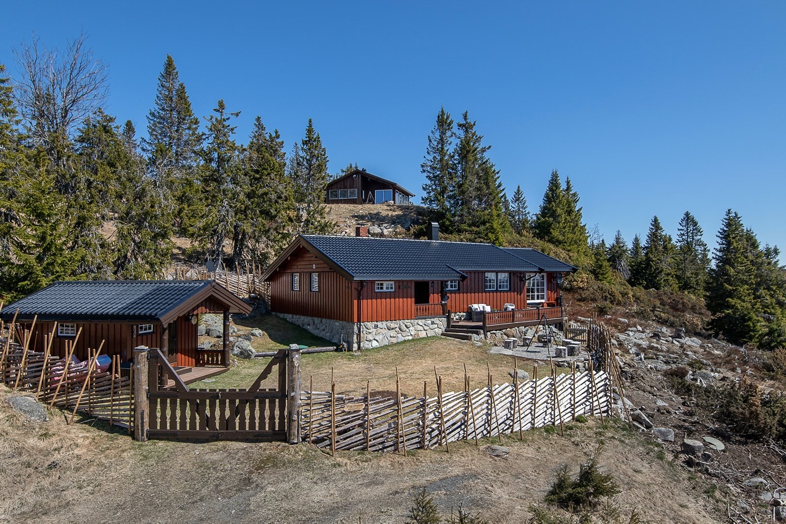Velkommen til Sjusjøvegen 2094! En utrolig godt vedlikeholdt eiendom med svært flott og vidstrakt utsikt! Galleribilde