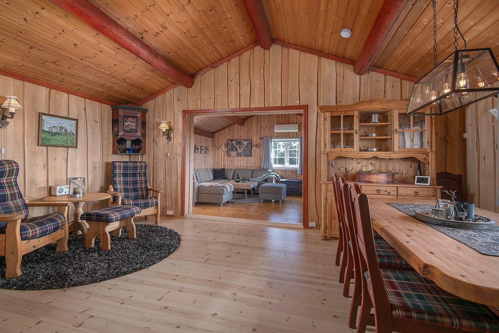 Koselig spisestue der det er god plass til langbordet i tillegg til sittemøbler. Også her er det god takhøyde og god romfølelse. Galleribilde