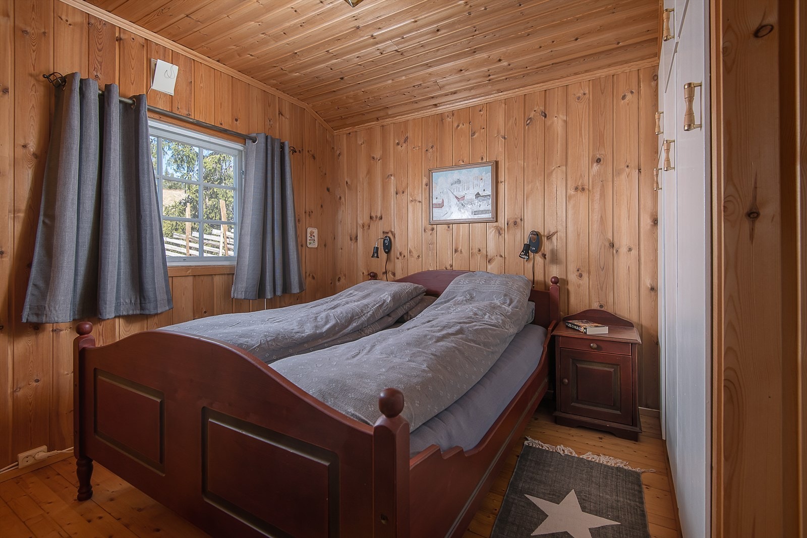 Soverom med plass til dobbeltseng. Garderobeskap. Galleribilde