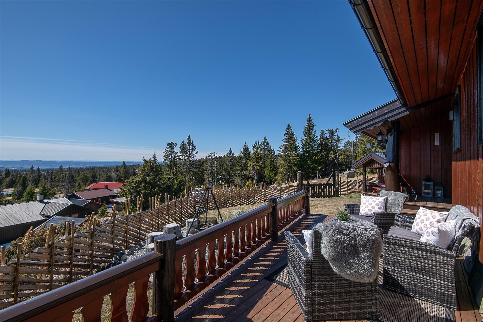 Fin og lun veranda der de gode solforholdene kan nytes. Utgang fra stue. Galleribilde