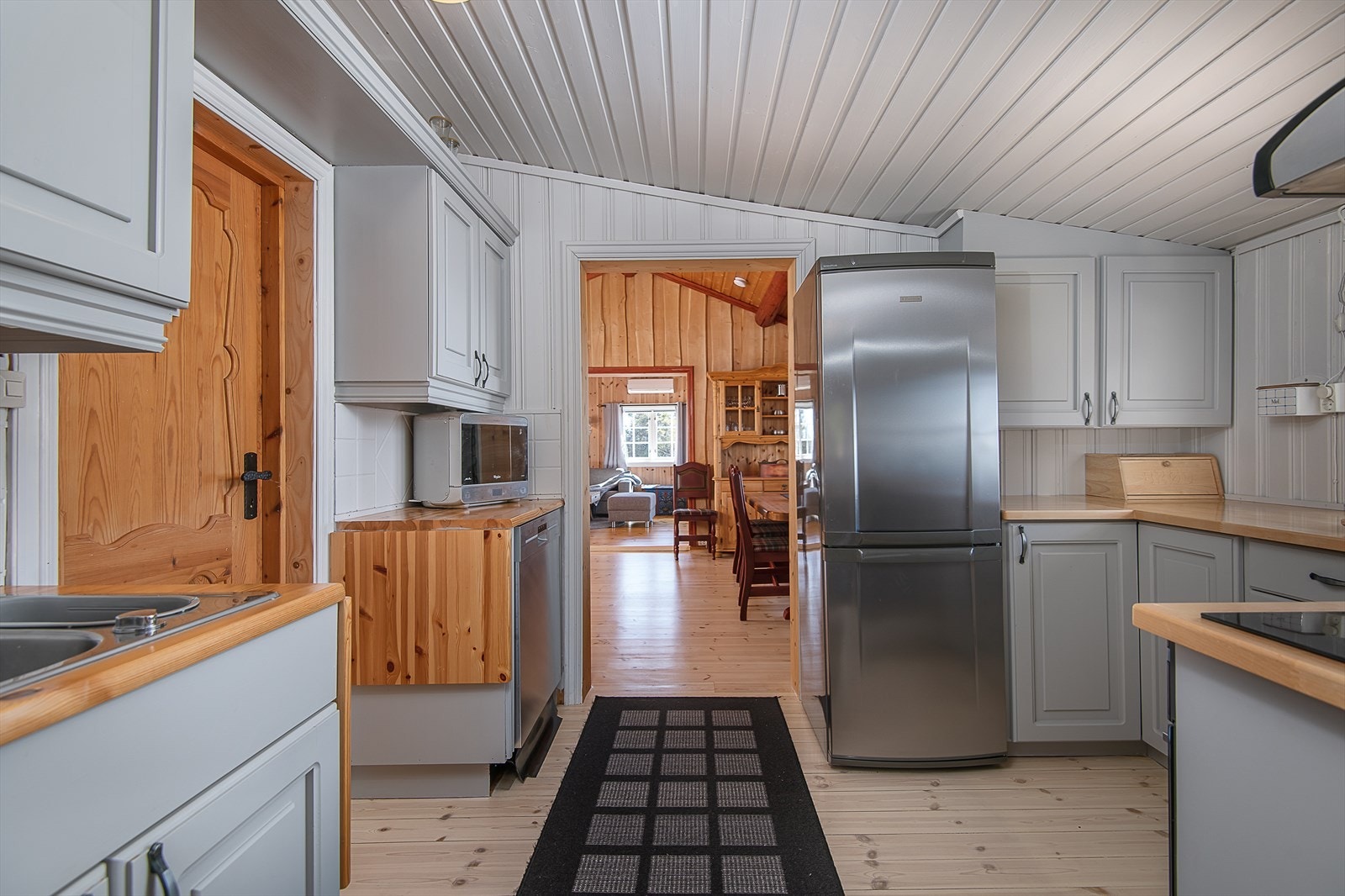 Fra kjøkkenet og ut mot spisestuen. Galleribilde