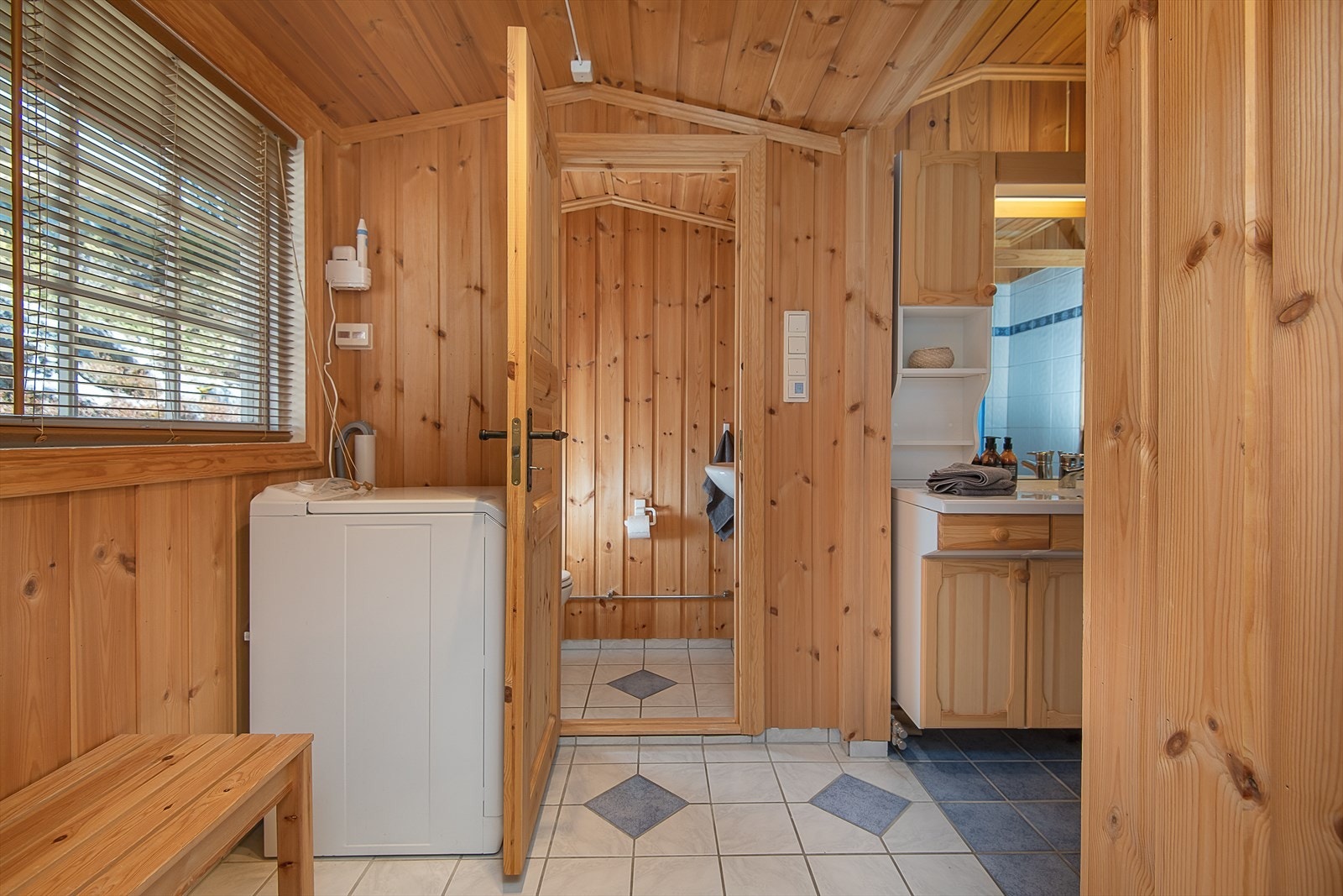 Badstue har badstuebenker i tre og elektrisk badstueovn. Separat rom inne på badet for WC. Opplegg for vaskemaskin. Galleribilde