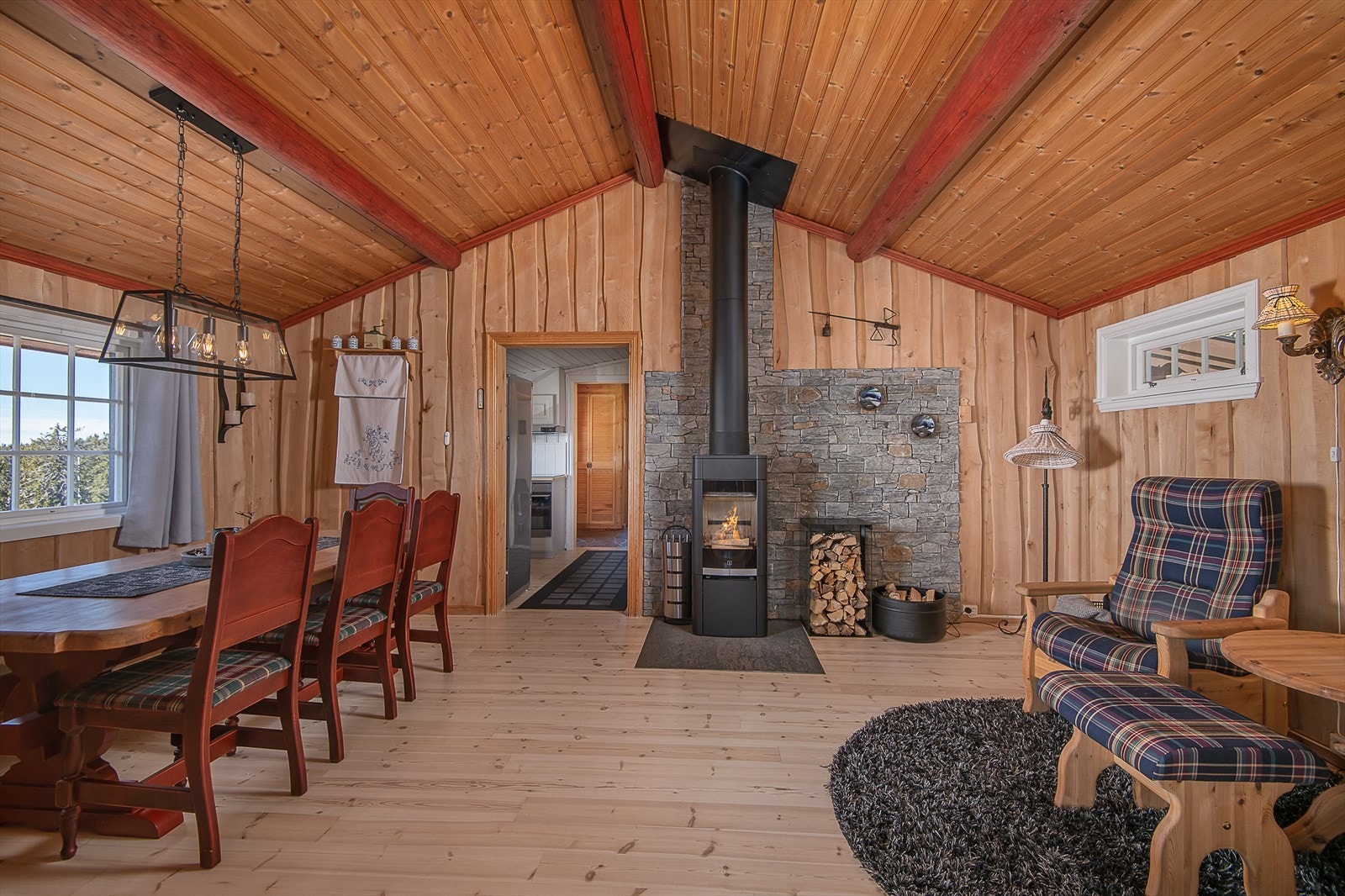 Peisovn er satt inn i de senere år og gir god varme. Galleribilde