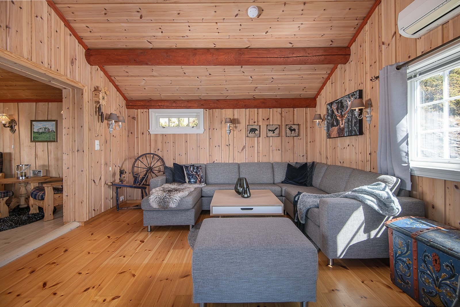 Åpent mellom spisestue og stue. Galleribilde