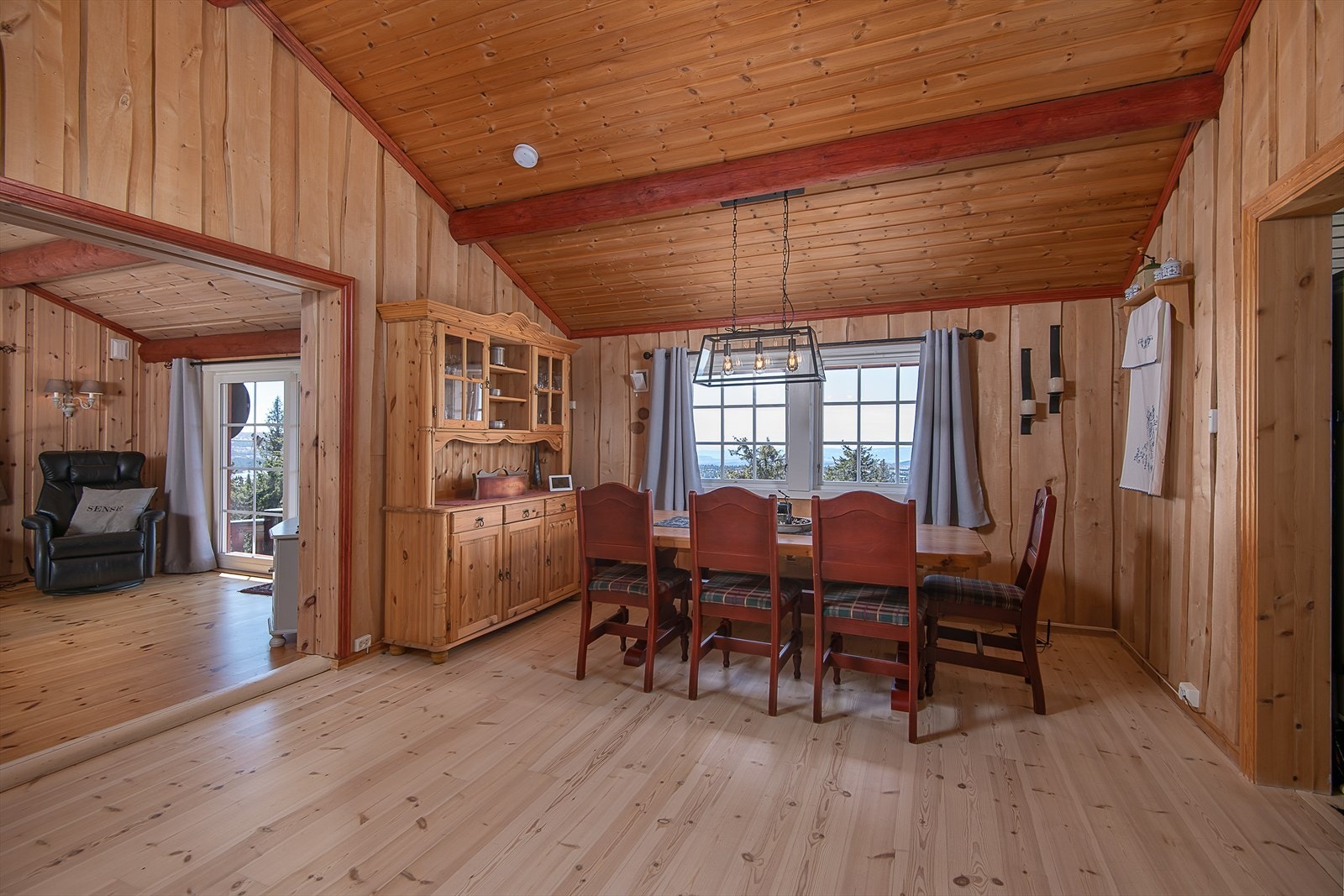 Hytta har fine oppholdsrom der det er god plass til hele familien! Galleribilde