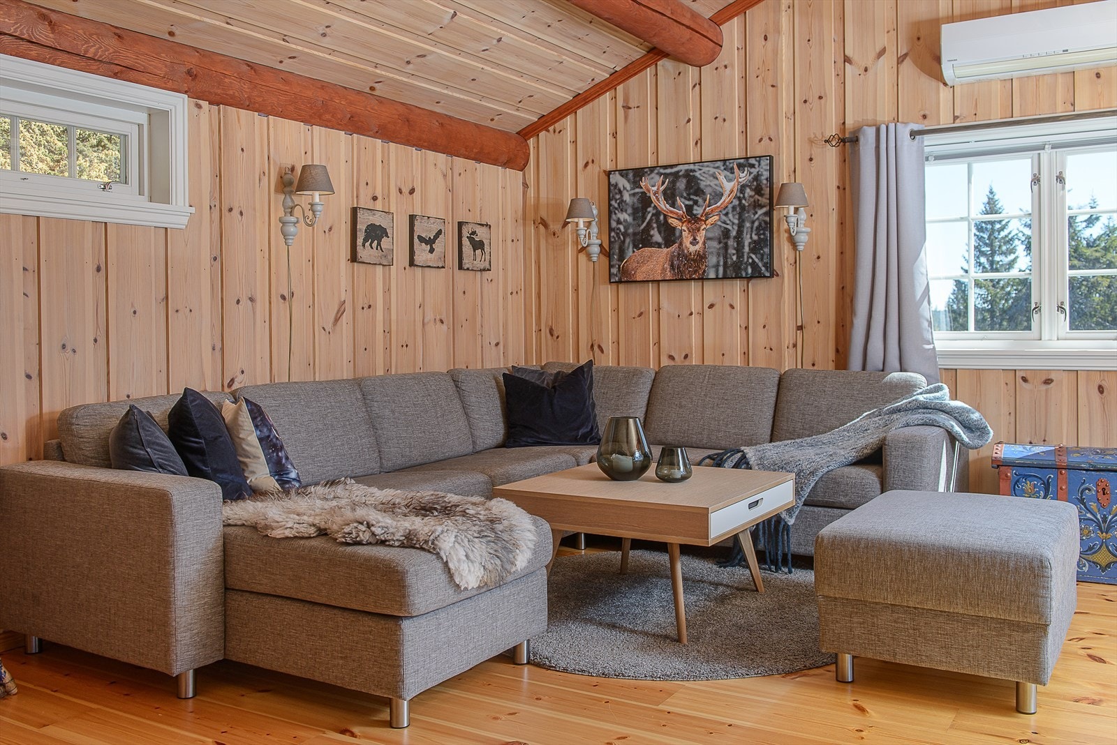 God plass til å møblere med salong. Varmepumpe er installert. I tillegg har boligen varmekabler og vedfyring. Galleribilde