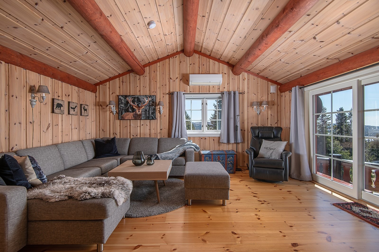 Lys og trivelig stue med to-fløyet dør ut til veranda og uteområde. God takhøyde bidrar også til god romfølelse. Galleribilde