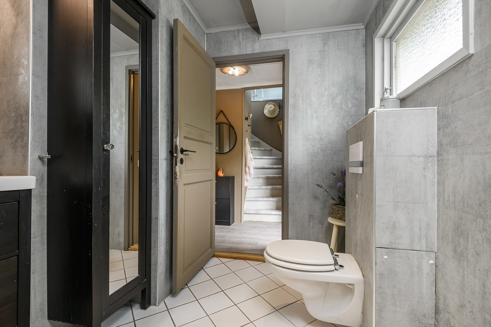 Badet har vegghengt toalett og fastmonterte dusjdører. Det er også plass og opplegg for badekar. Det er også et separat toalettrom i kjelleren Galleribilde