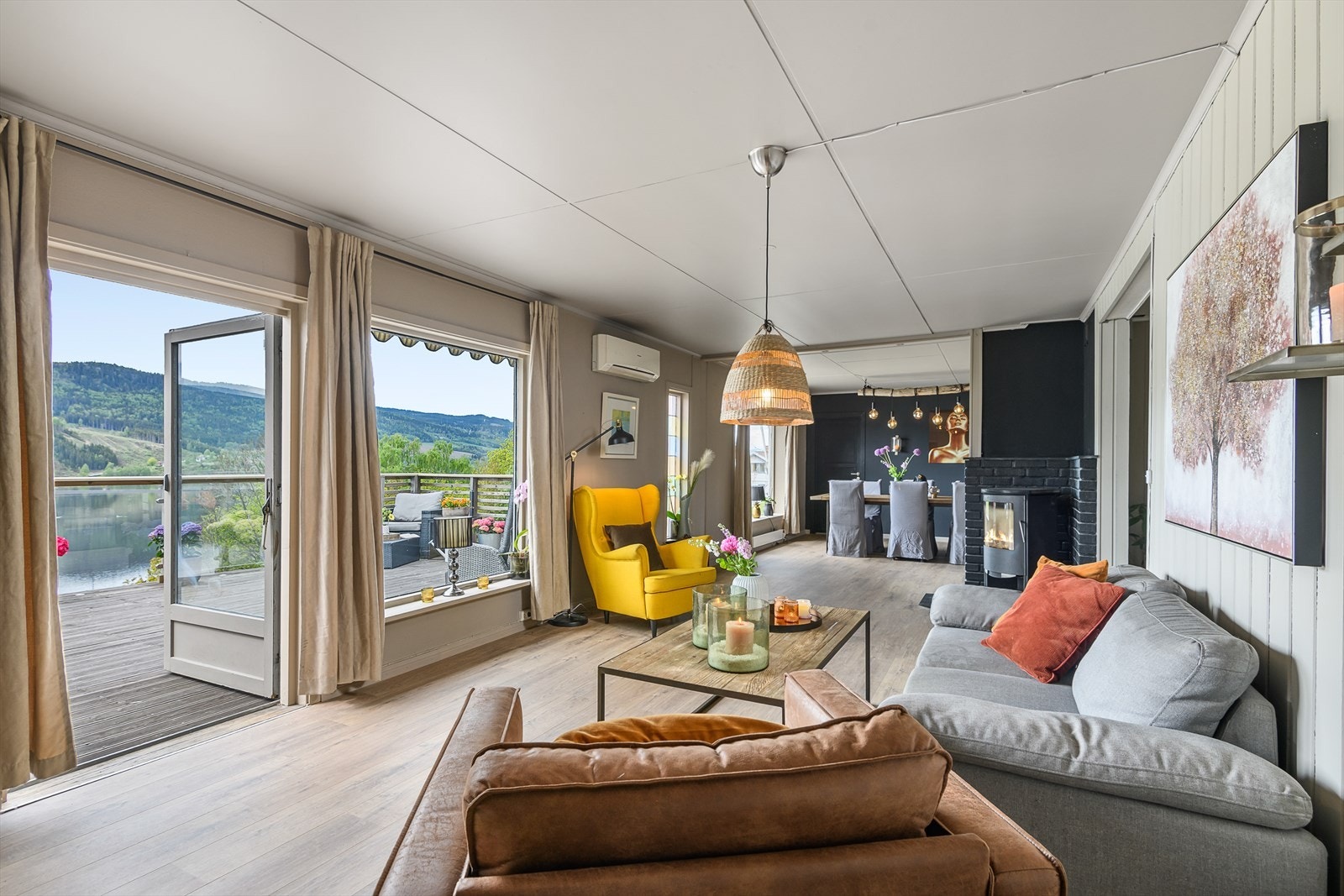 Fra stuen er det adkomst ut til den romslige terrassen Galleribilde