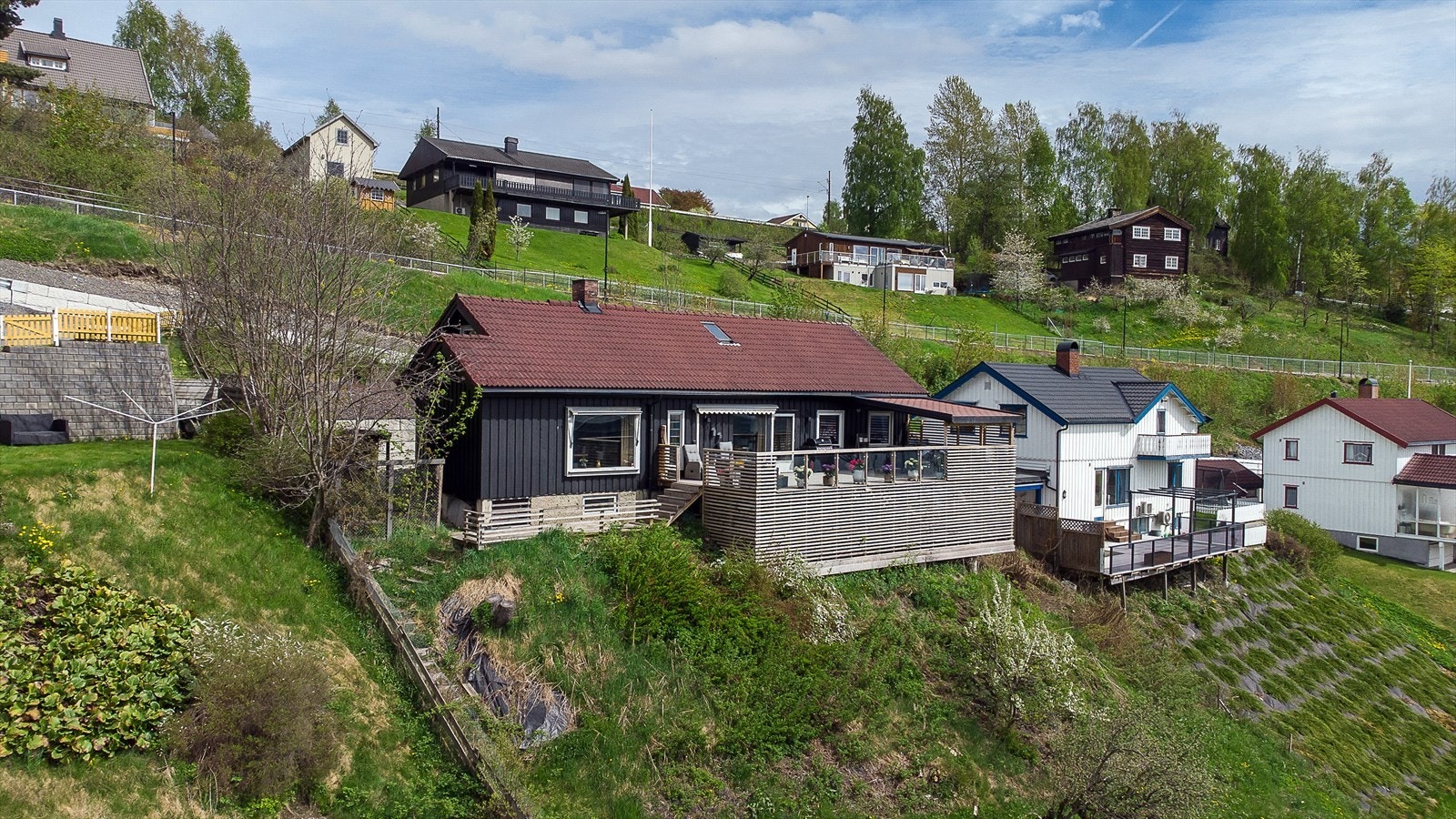 Fra terrassen er det adkomst til platting på mark og videre til terreng Galleribilde
