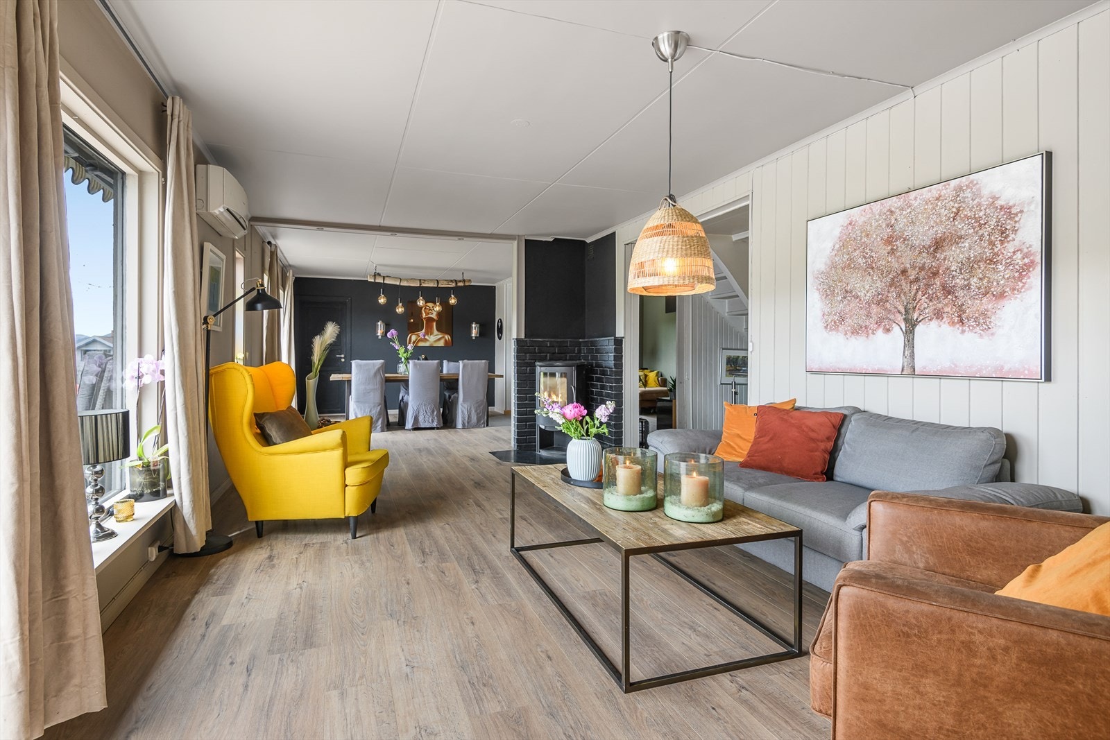 Romslig stue med store vinduer. Galleribilde