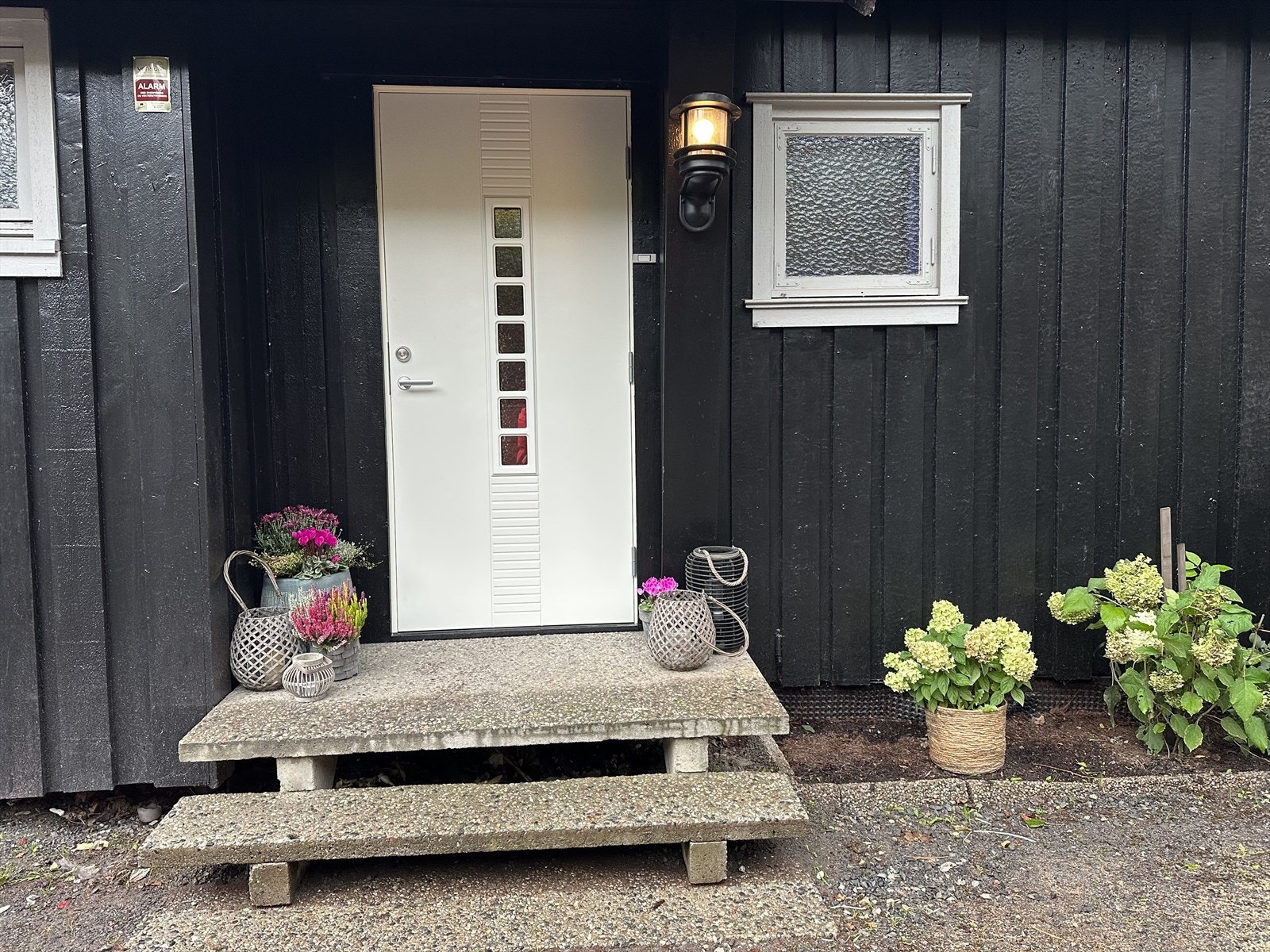 Boligen har trivelig og dels takoverbygget inngangsparti (privat bilde) Galleribilde