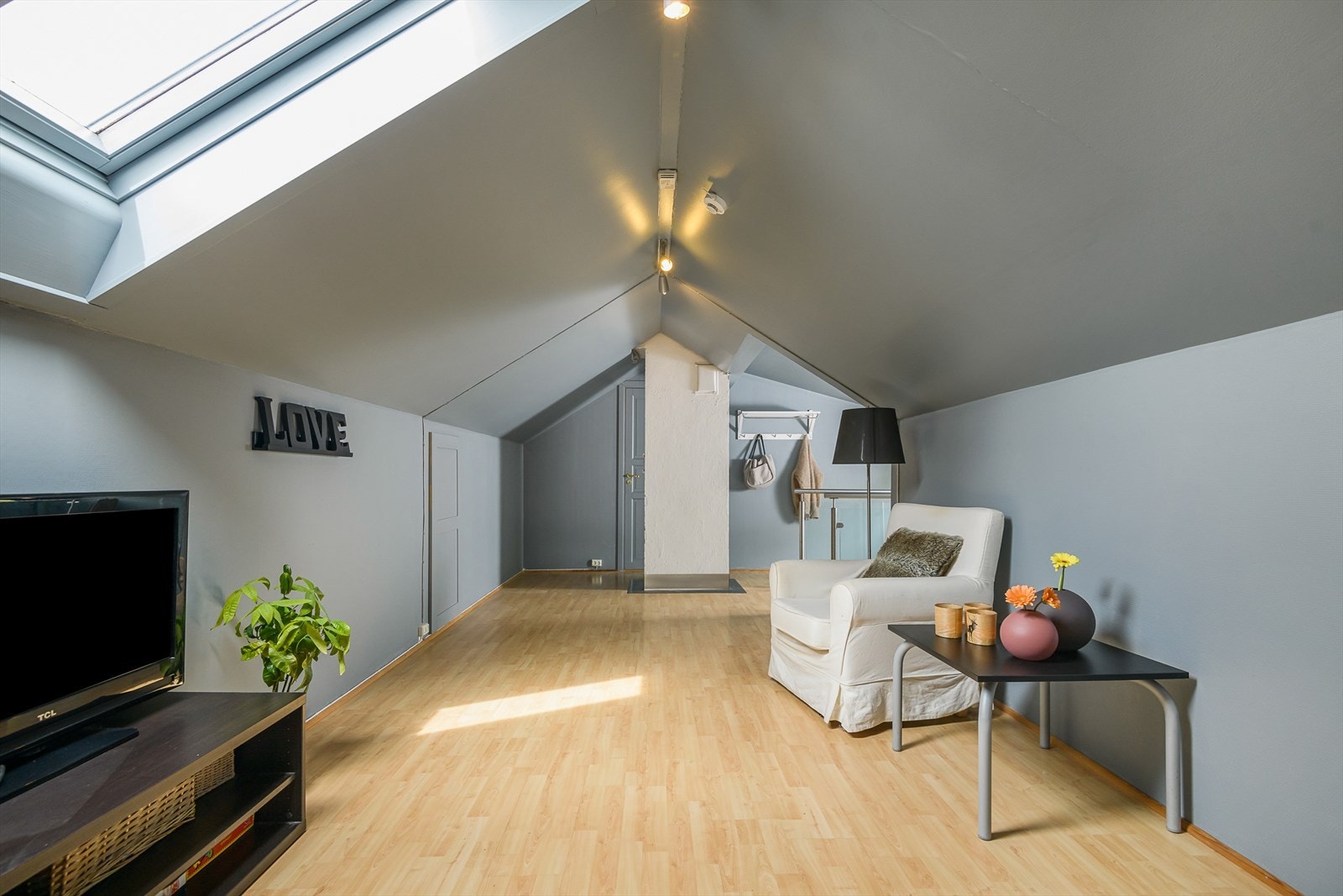 I 2.Etasje er det romslig loftstue, perfekt for de litt eldre barna Galleribilde
