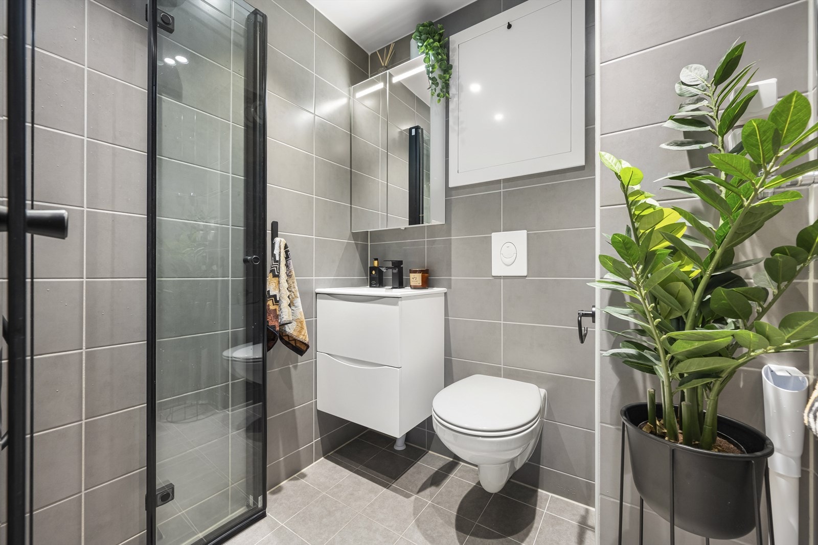 Lekkert bad med flislagte overflater, behagelig gulvvarme og downlights i himling. Badet ble pusset opp i 2021 i regi av borettslaget Galleribilde