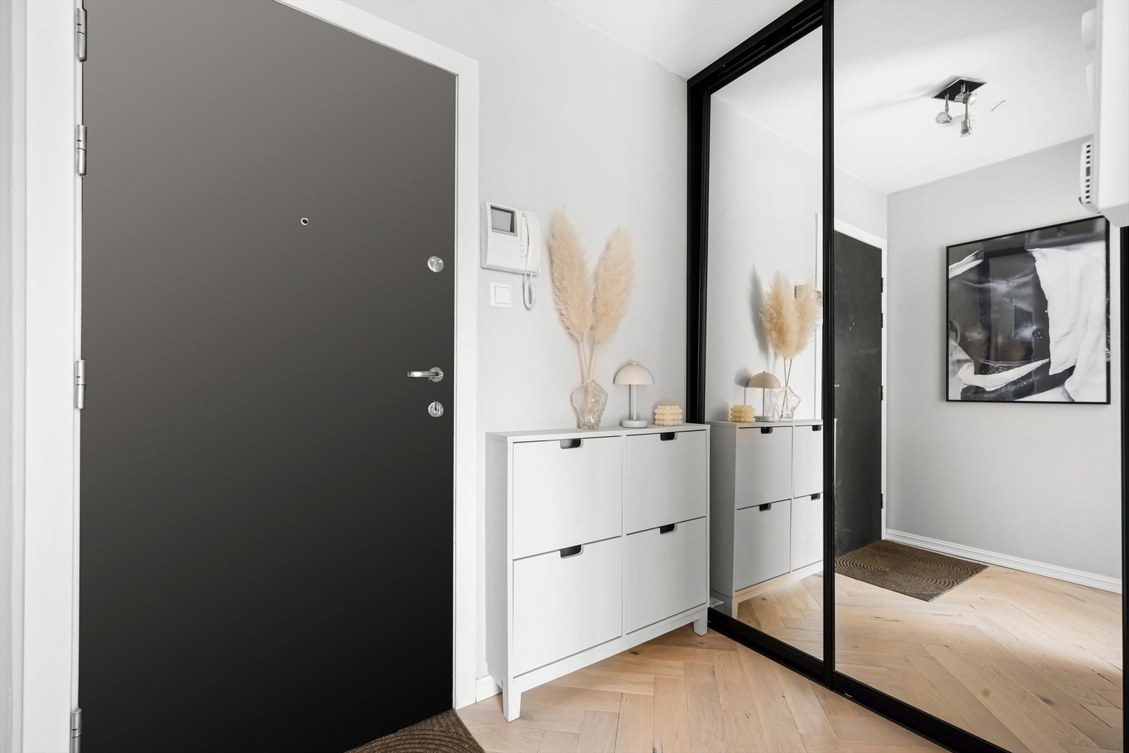 I gangen er det stor skyvedørsgarderobe for oppbevaring av yttertøy, samt praktisk skoskap. Velkommen inn! Galleribilde