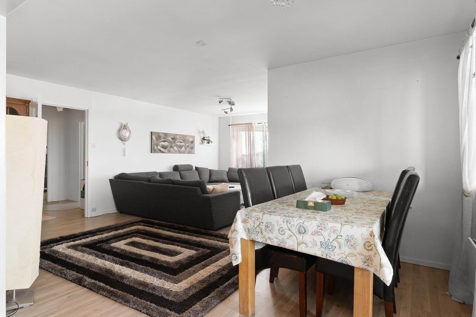 Stue hvor man har rikelig med plass til både spisebord og sofagruppe, en perfekt plass til å nyte gode stunder med familie og venner. Galleribilde