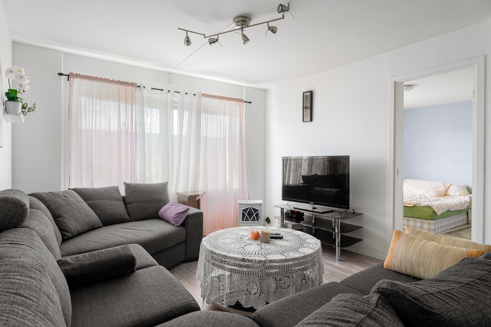 Stue hvor man har rikelig med plass til både spisebord og sofagruppe, en perfekt plass til å nyte gode stunder med familie og venner. Galleribilde