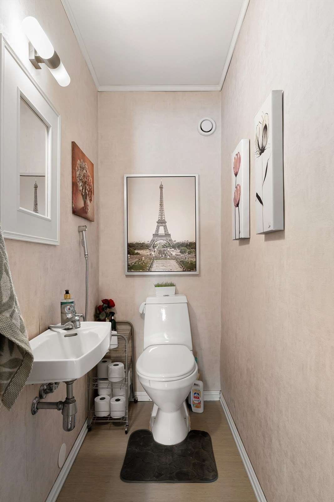 Vegg i vegg med badet har man et praktisk plassert wc. Galleribilde