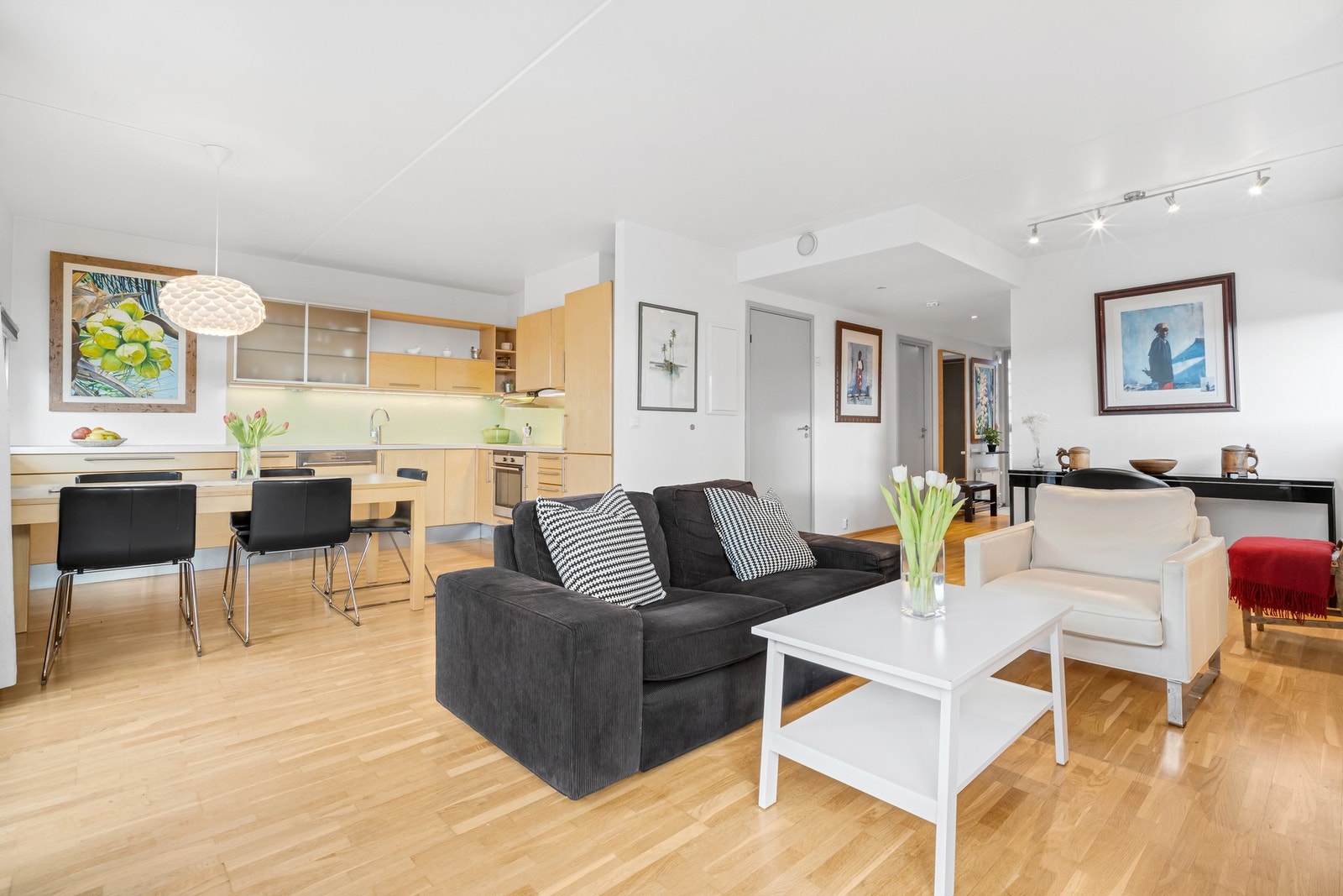 Eiendomsmegler 1 V/Anton Kopreitan har gleden av å presentere en suverent beliggende 3-roms på etterspurte Solsiden. Galleribilde