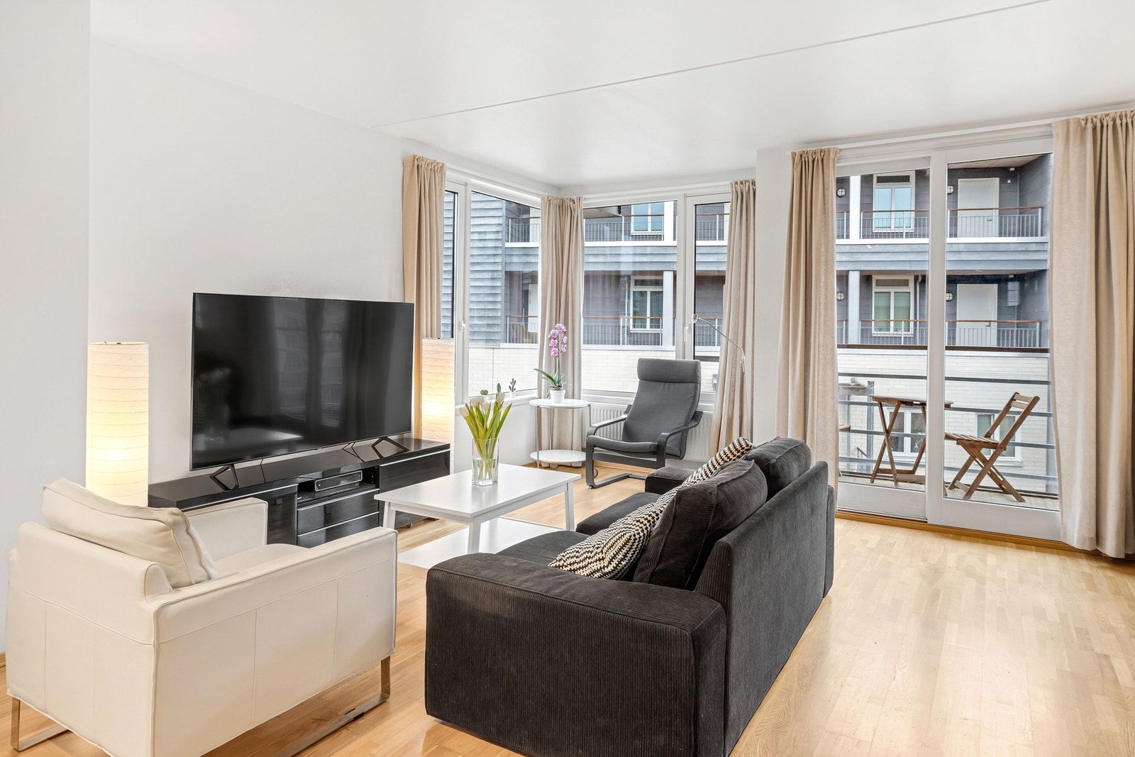 Lekker stue med parkettgulv og slette veggflater. Store vindusflater besørger rikelig med innslipp av naturlig lys. Galleribilde