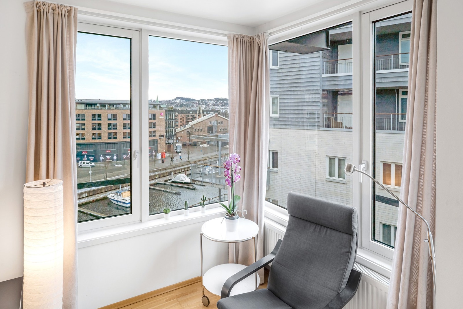 Leiligheten har en ypperlig beliggenhet på enden av bygget. Galleribilde