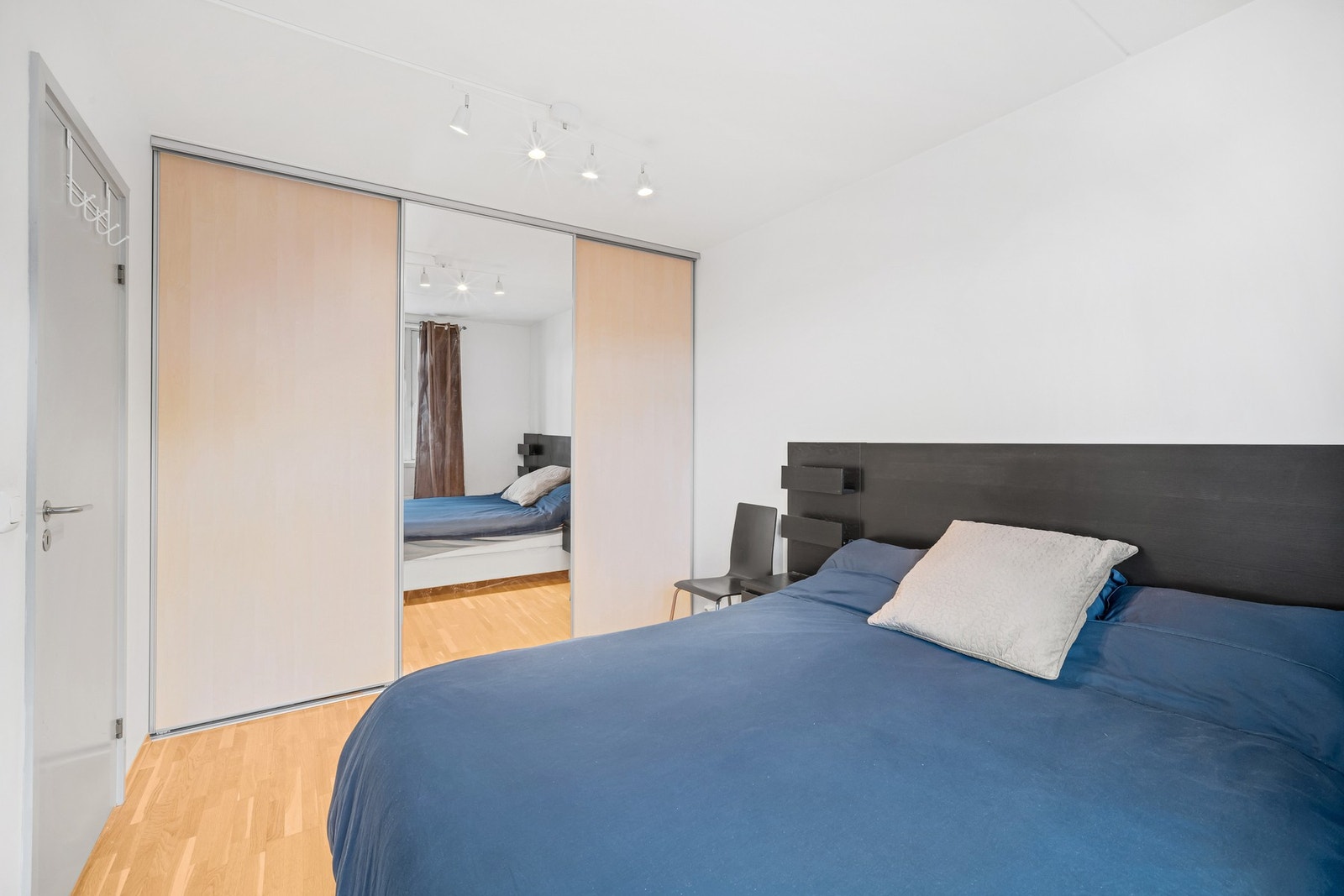 Hovedsoverom med garderobeskap som medfølger i handelen. Galleribilde