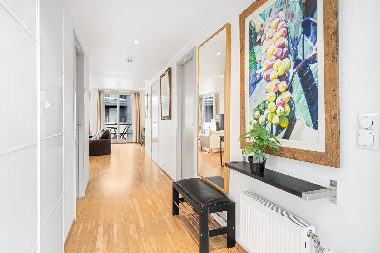 Entré med skyvedørsgarderobe. Galleribilde