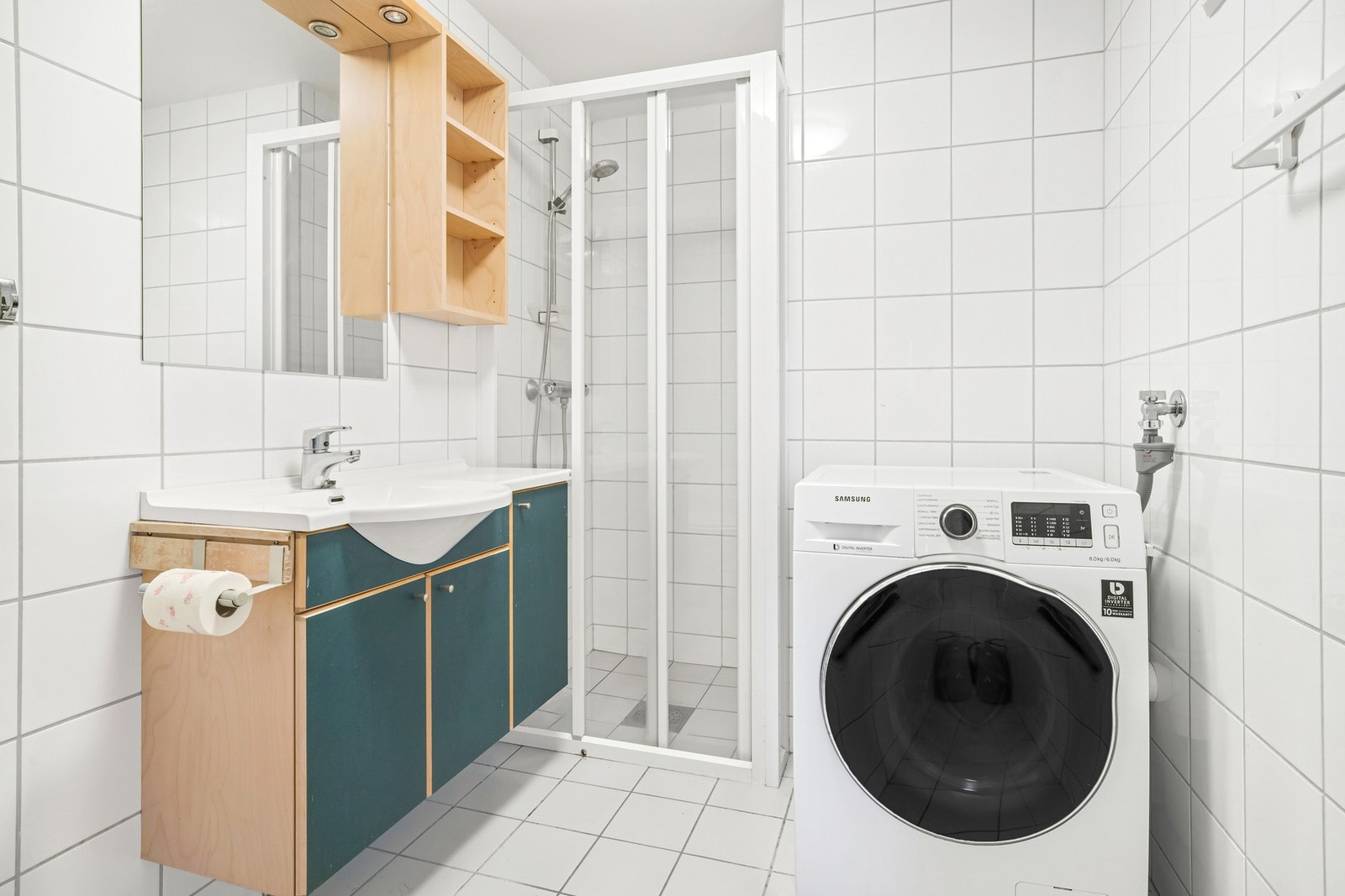 Tidløst flislagt bad med praktisk innredning. Galleribilde