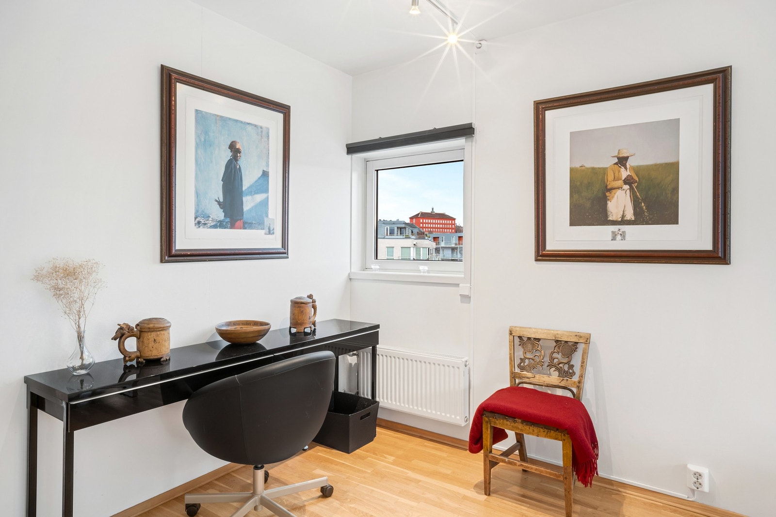 Bygget ble oppført i 2005 og er utstyrt med moderne fasiliteter som fjernvarme, balansert ventilasjon, parkeringskjeller og heis. Galleribilde