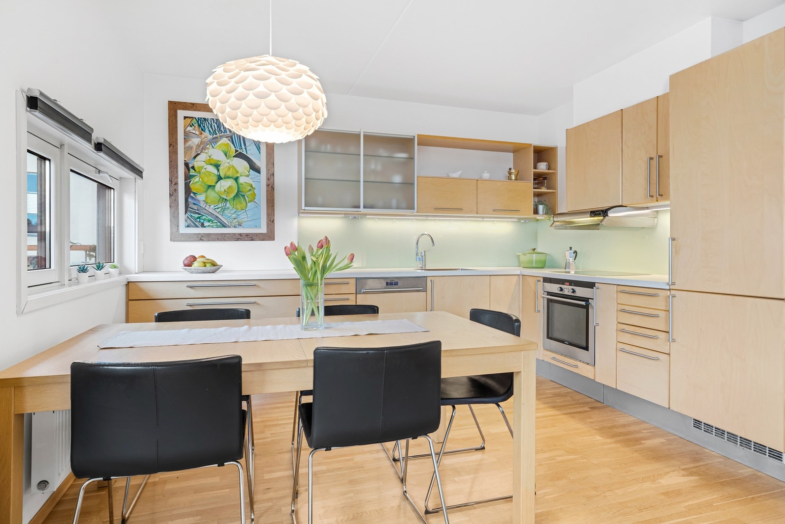 Flott kjøkken med stor arbeidsflate og integrerte hvitevarer. Galleribilde