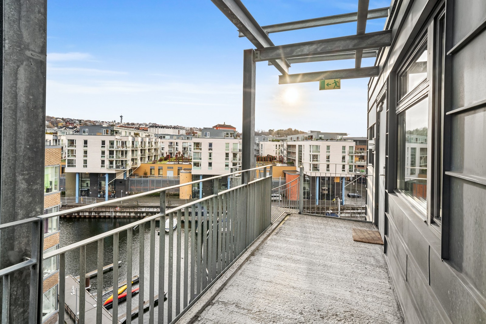 Leiligheten har en fordelaktig beliggenhet mot havnebassenget Galleribilde