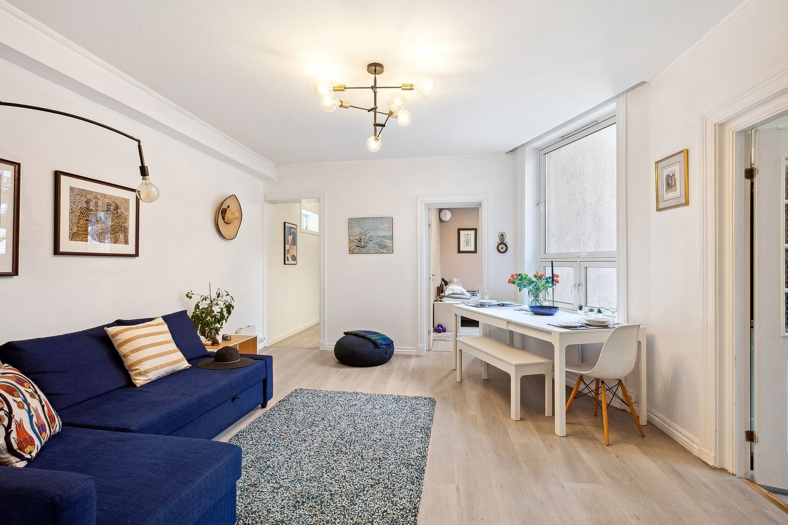 Romslig stue med sofa og spisebord Galleribilde