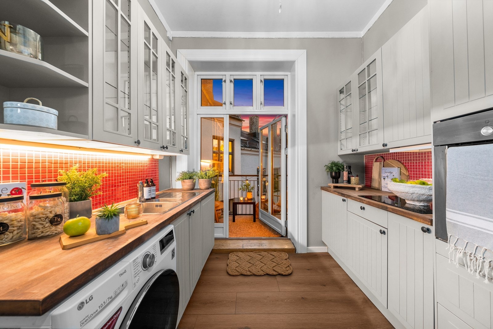 Velutstyrt kjøkken med vaskemaskin og integrerte hvitevarer. Adkomst til koselig balkong Galleribilde