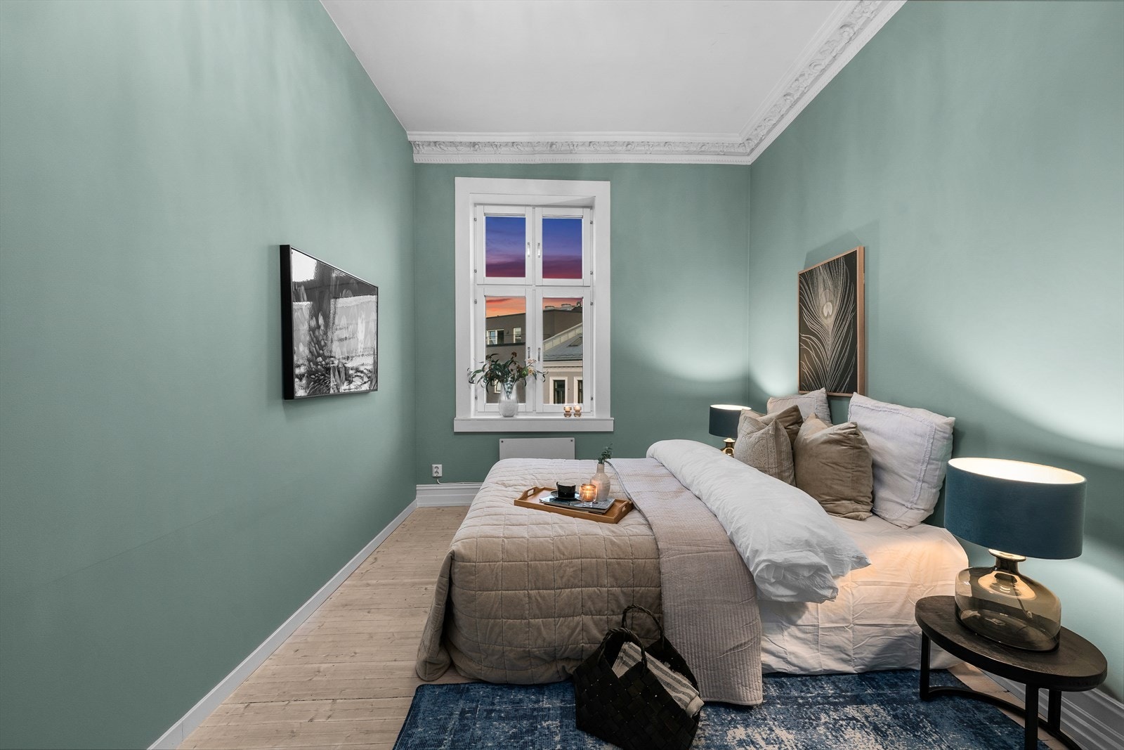 De klassiske detaljene går igjen på soverommet som stukkatur i tak, bred gulvlist og generøs takhøyde. Galleribilde