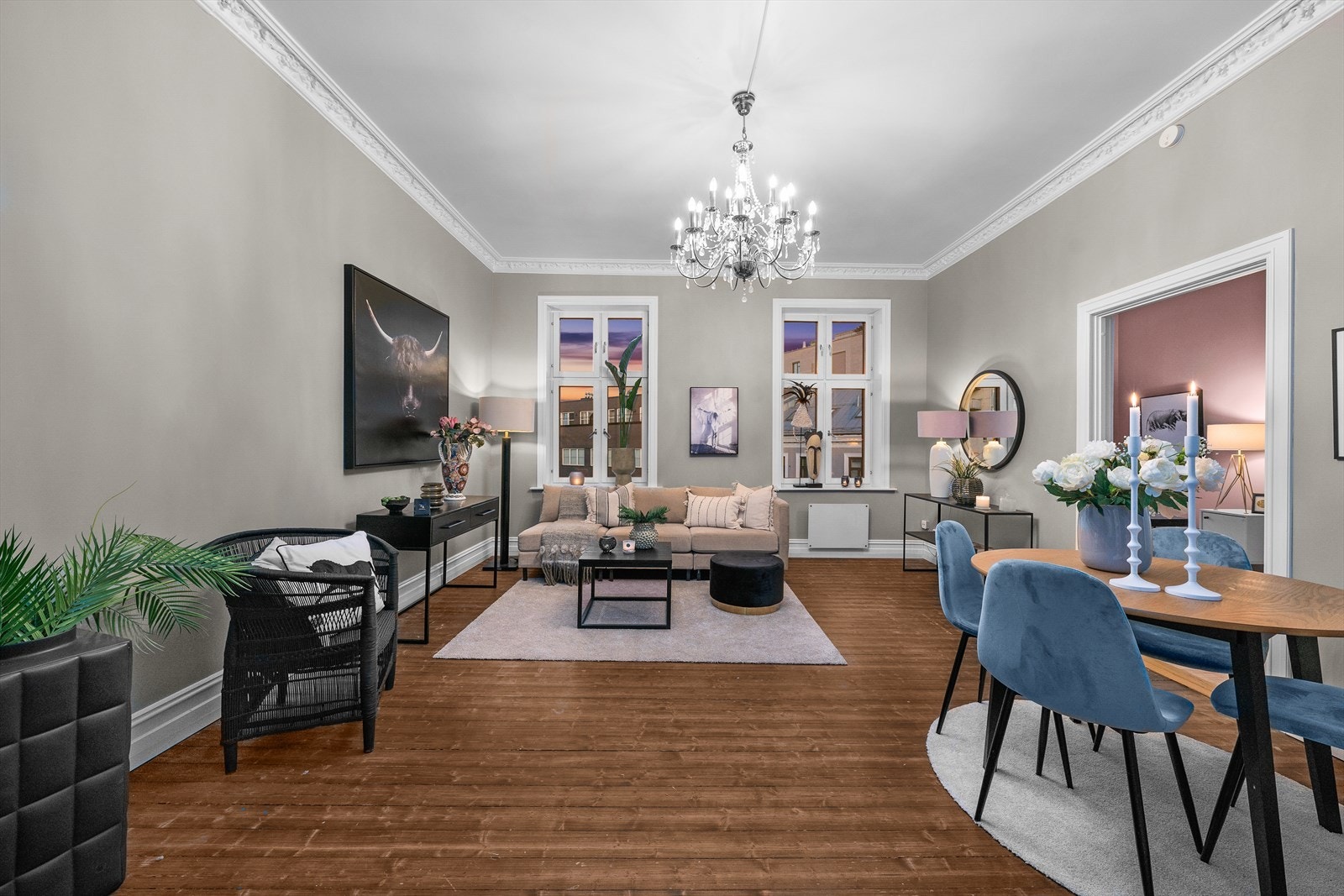 Romslig stue med store vinduer som gir rikelig med naturlig lys. Galleribilde