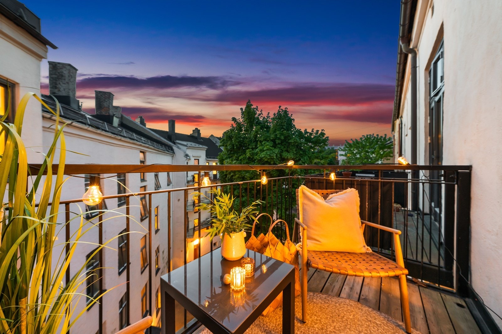 Sjarmerende balkong på 4 kvm med utsikt mot bakgården Galleribilde