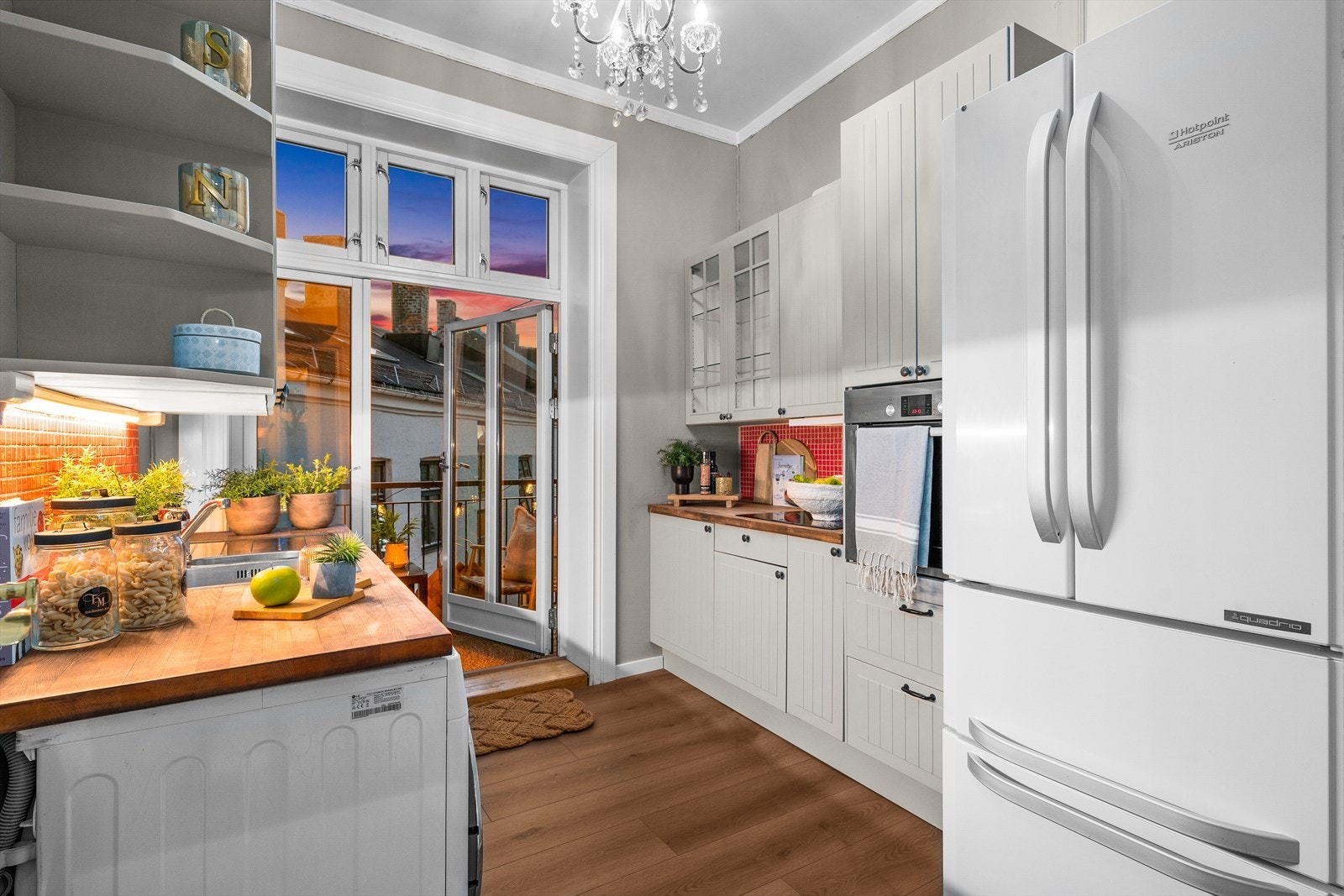 Praktisk kjøkken nymalte fronter, og heltre benkeplate Galleribilde