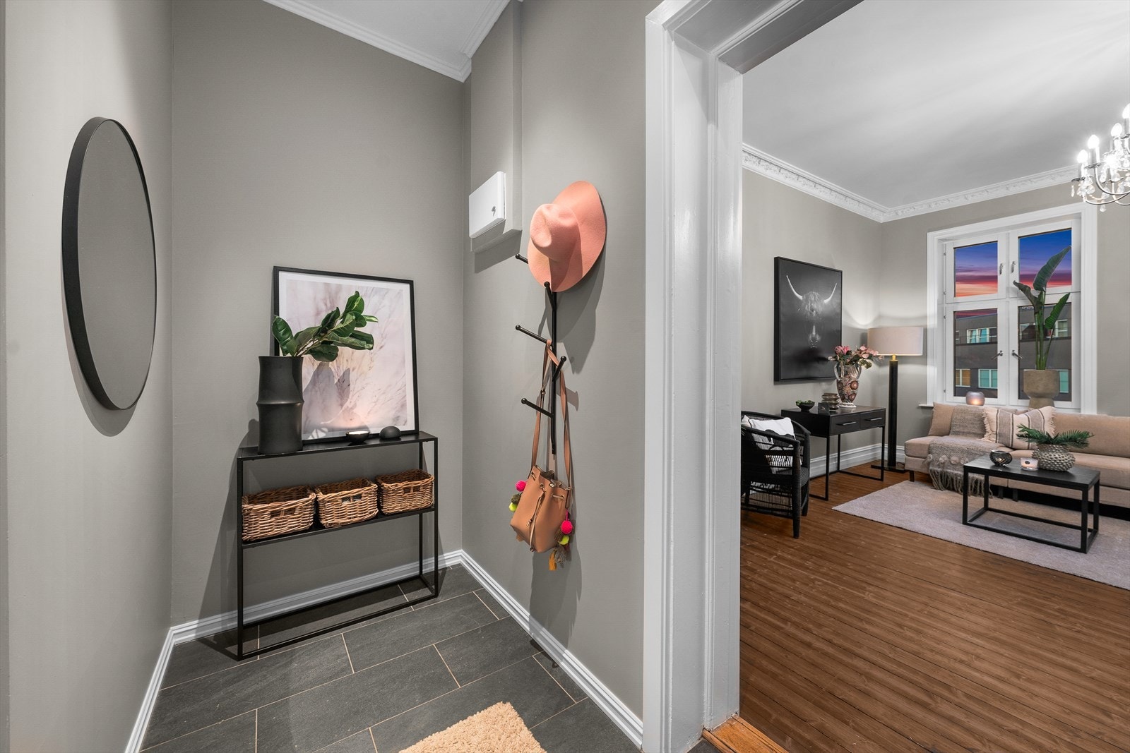 Hyggelig entré med fliser på gulv, og plass til å henge fra seg yttertøy og sko. Galleribilde