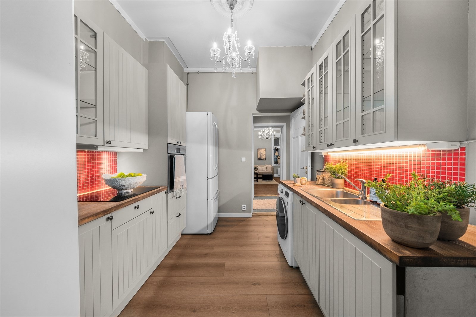 Rikelig med oppbevaringsplass i over og underskap. Galleribilde