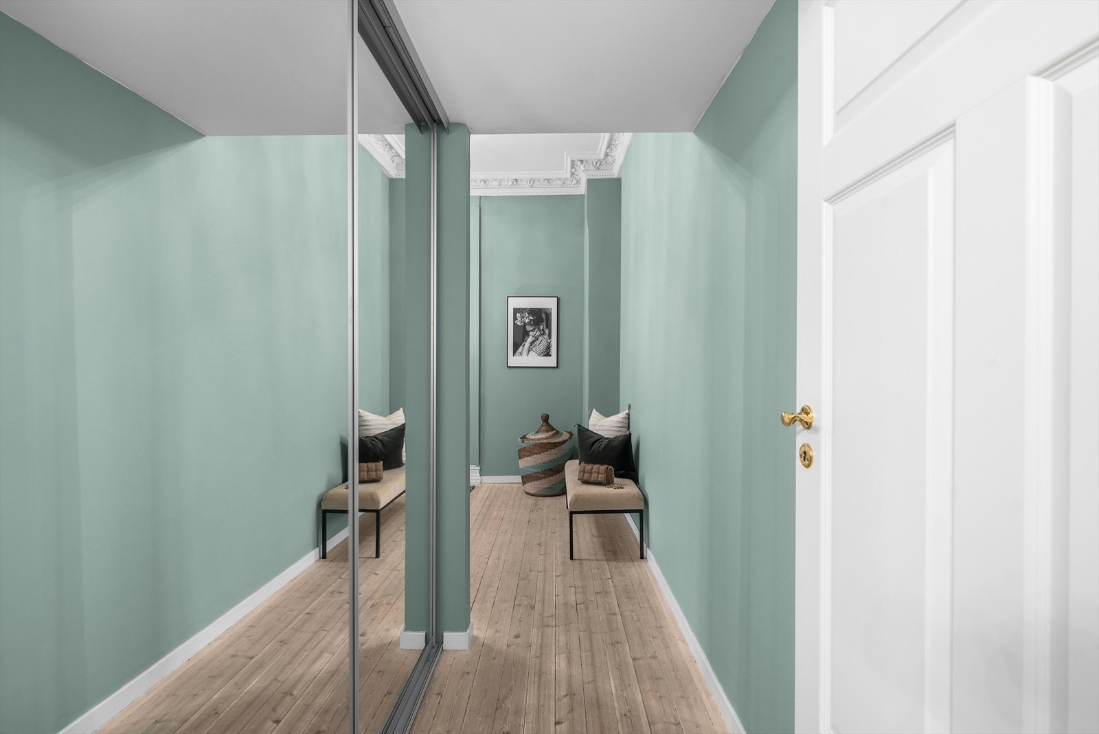 Stort skyvedørsgarderobe med speilfront. Galleribilde