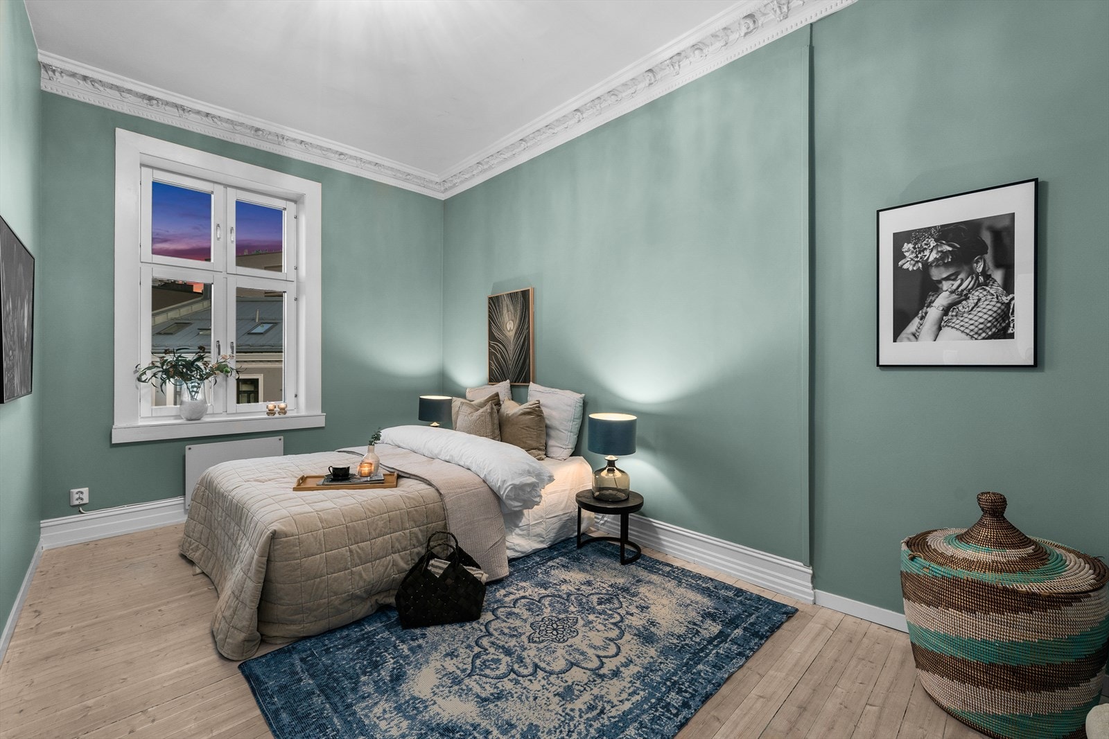 Stort hovedsoverom med originalt tregulv og ellers lyse malte overflater i en nydelig blåfarge. Galleribilde