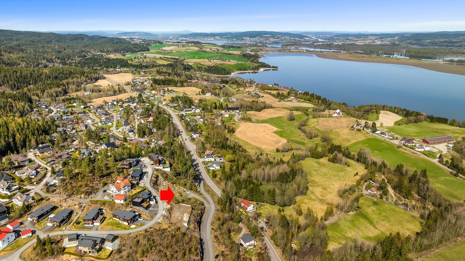 Velkommen til Tyrivegen 8, en spennende tomt i et barnevennlig nabolag på Nordby! Galleribilde